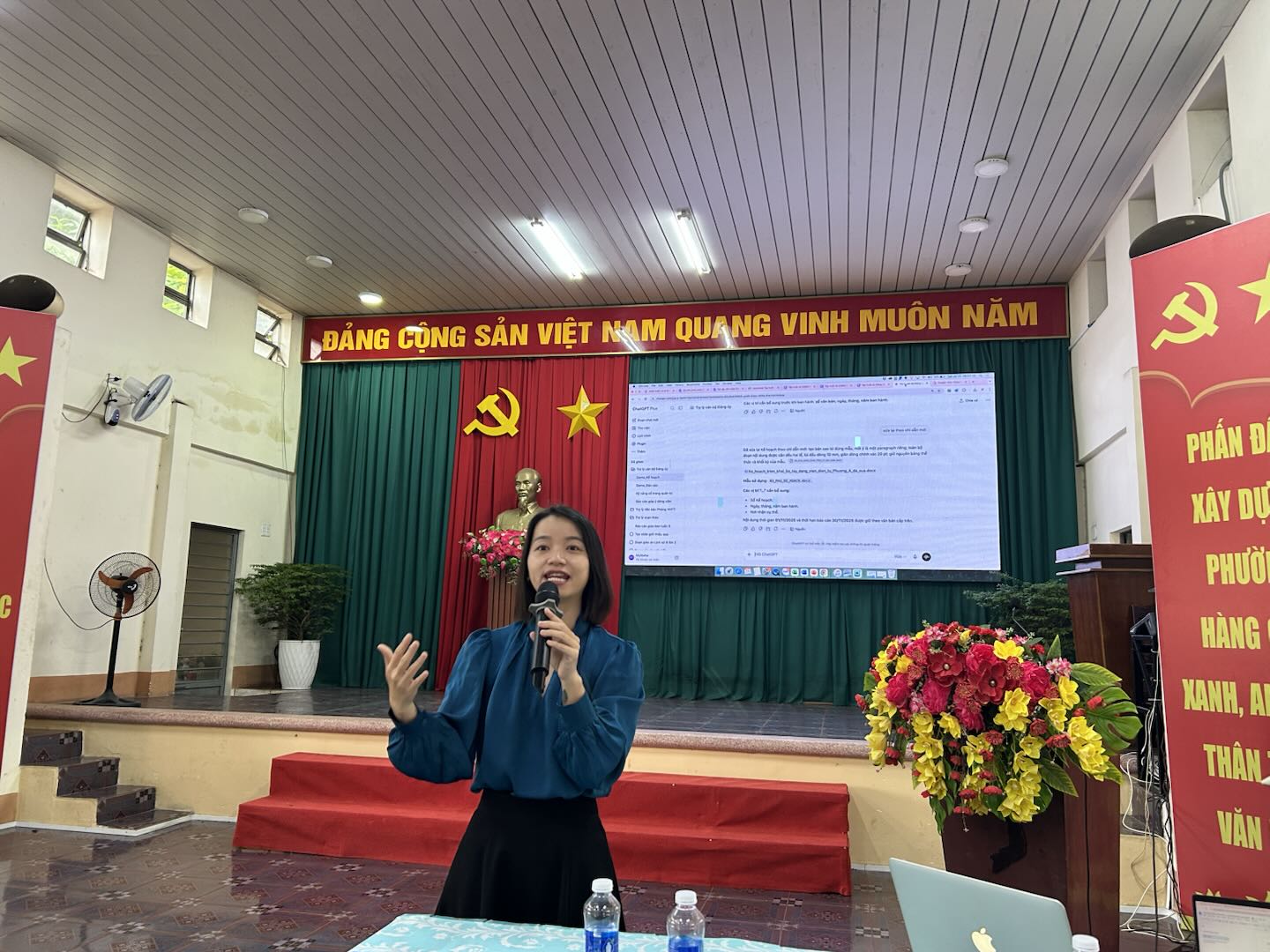 Giảng viên hướng dẫn thao tác trực tiếp với trợ lý AI trên màn hình lớn tại Phường Bình Lộc, TP. Đồng Nai