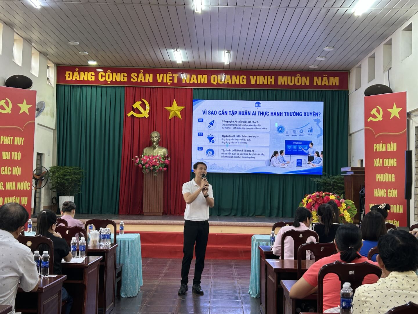 Giảng viên trình bày chuyên đề “Vì sao cần tập huấn AI thực hành thường xuyên?” tại Phường Bình Lộc, TP. Đồng Nai