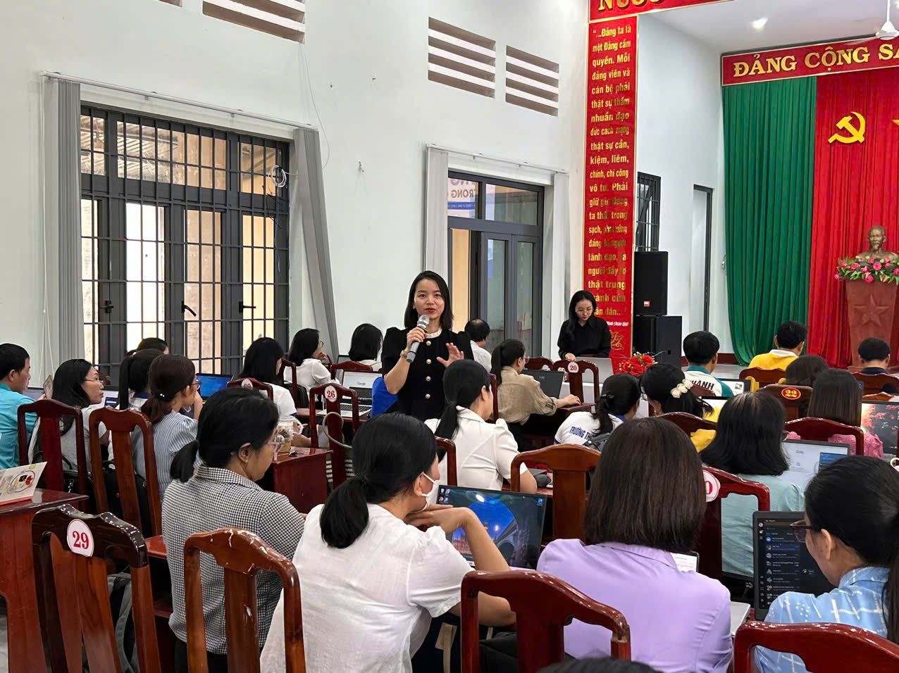 Giảng viên trao đổi với học viên trong buổi thực hành trên máy tính