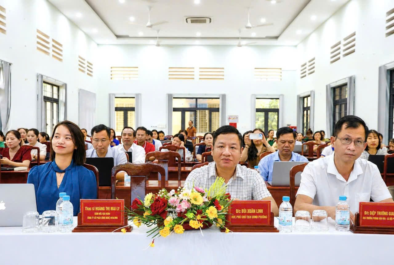 Lãnh đạo UBND phường và đại biểu dự khai mạc lớp tập huấn kỹ năng AI tại Phường Đồng Xoài, TP. Đồng Nai