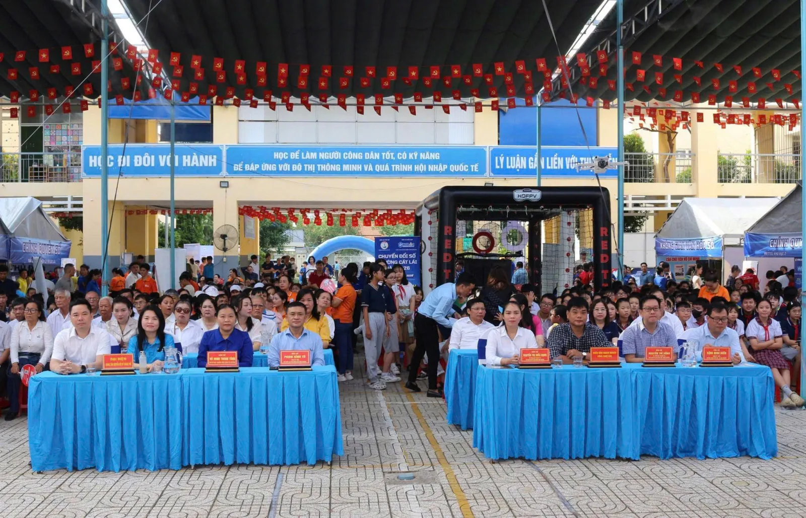 Đại biểu và người dân tham gia Ngày hội chuyển đổi số tại Phường Cát Lái, TP. HCM
