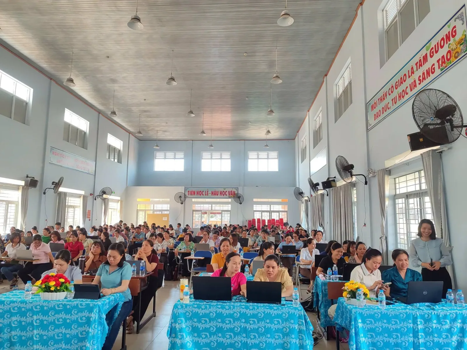 Cán bộ, công chức thực hành ứng dụng AI trên máy tính tại xã Sông Ray, TP. Đồng Nai