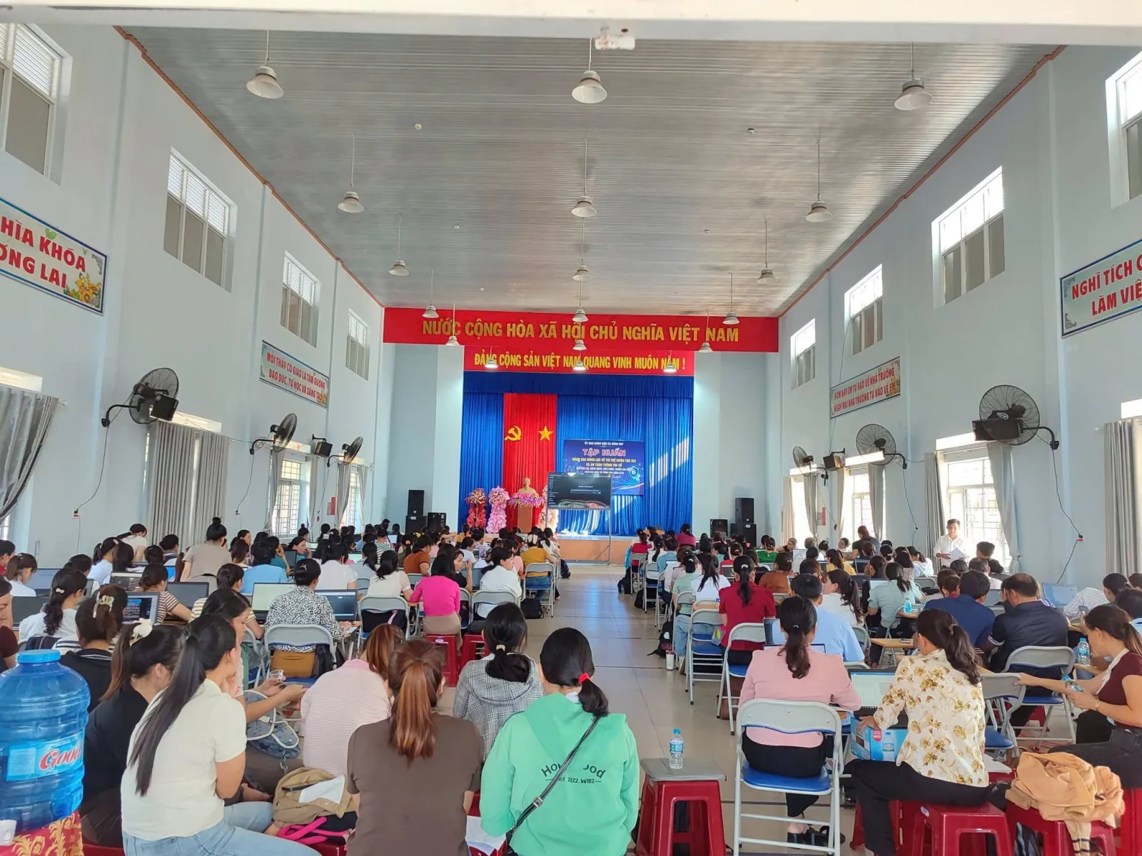 Toàn cảnh hội trường chương trình tập huấn AI tại xã Sông Ray, TP. Đồng Nai