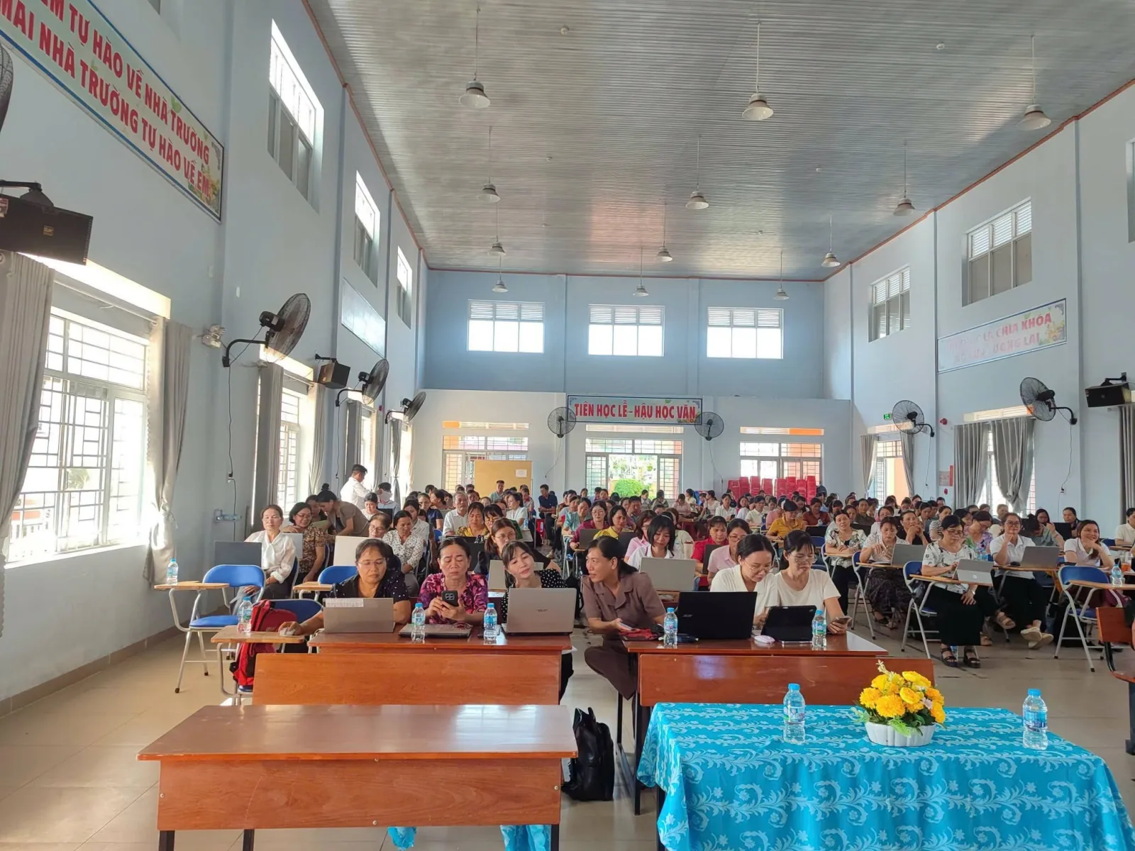 Toàn cảnh học viên tham gia tập huấn kỹ năng AI tại xã Sông Ray, TP. Đồng Nai