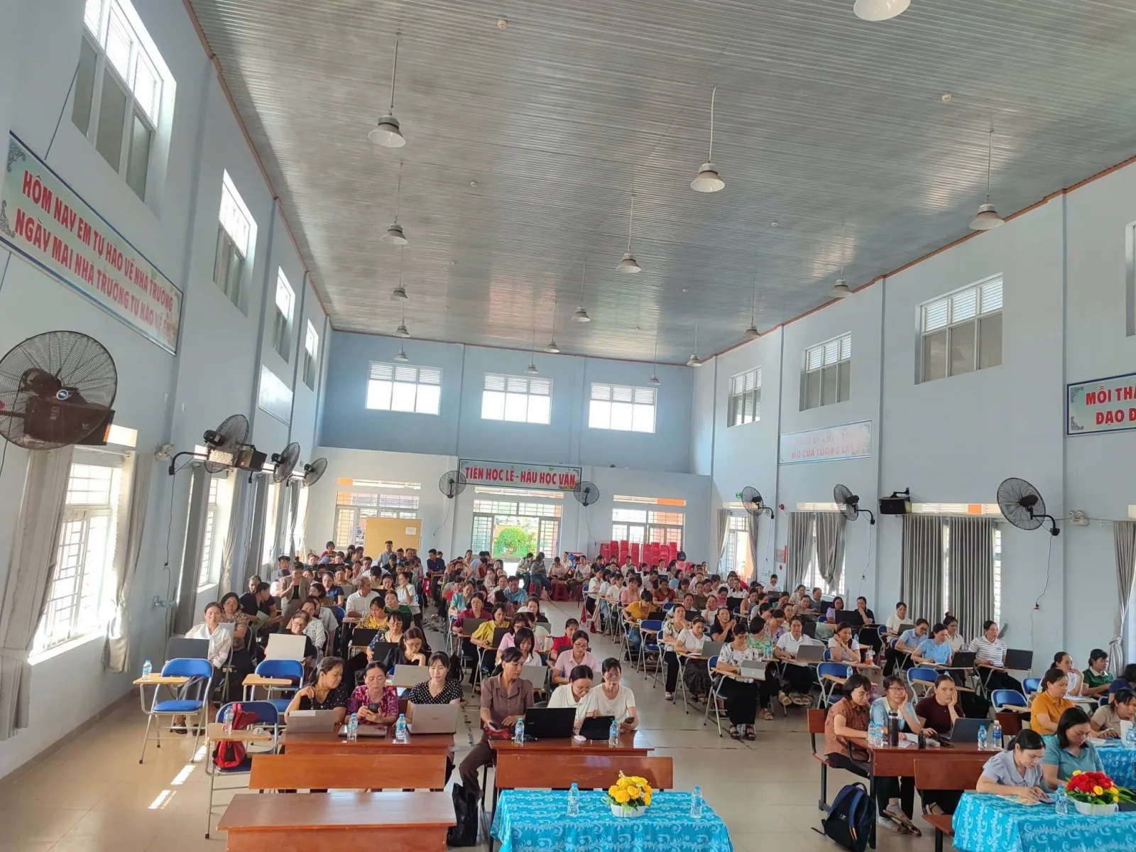 Học viên tập trung thực hành trong chương trình tập huấn AI tại xã Sông Ray, TP. Đồng Nai
