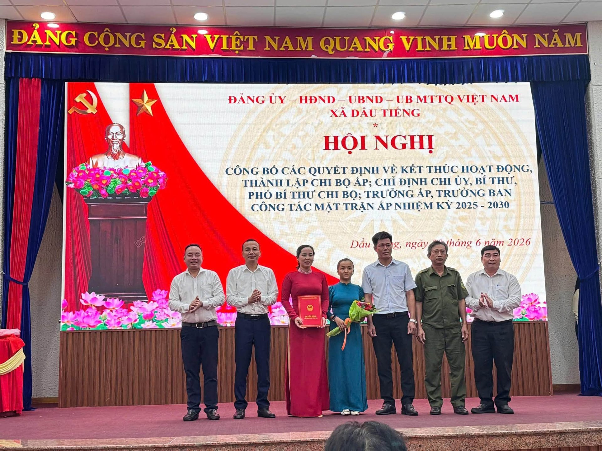 Xã Dầu Tiếng Tổ chức Hội nghị công bố và trao các quyết định về tổ chức bộ máy, nhân sự các ấp sau sắp xếp