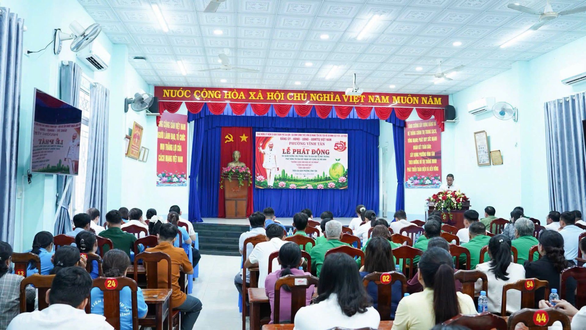 PHƯỜNG VĨNH TÂN TỔ CHỨC LỄ PHÁT ĐỘNG RA QUÂN HƯỞNG ỨNG PHONG TRÀO THI ĐUA BẢO VỆ MÔI TRƯỜNG; PHÁT ĐỘNG THI ĐUA ĐẨY MẠNH XÂY DỰNG CÁC MÔ HÌNH “KHÔNG GIAN VĂN HÓA HỒ CHÍ MINH”, “VƯỜN HOA NHỚ BÁC”, “DÂN VẬN KHÉO” TRÊN ĐỊA BÀN PHƯỜNG