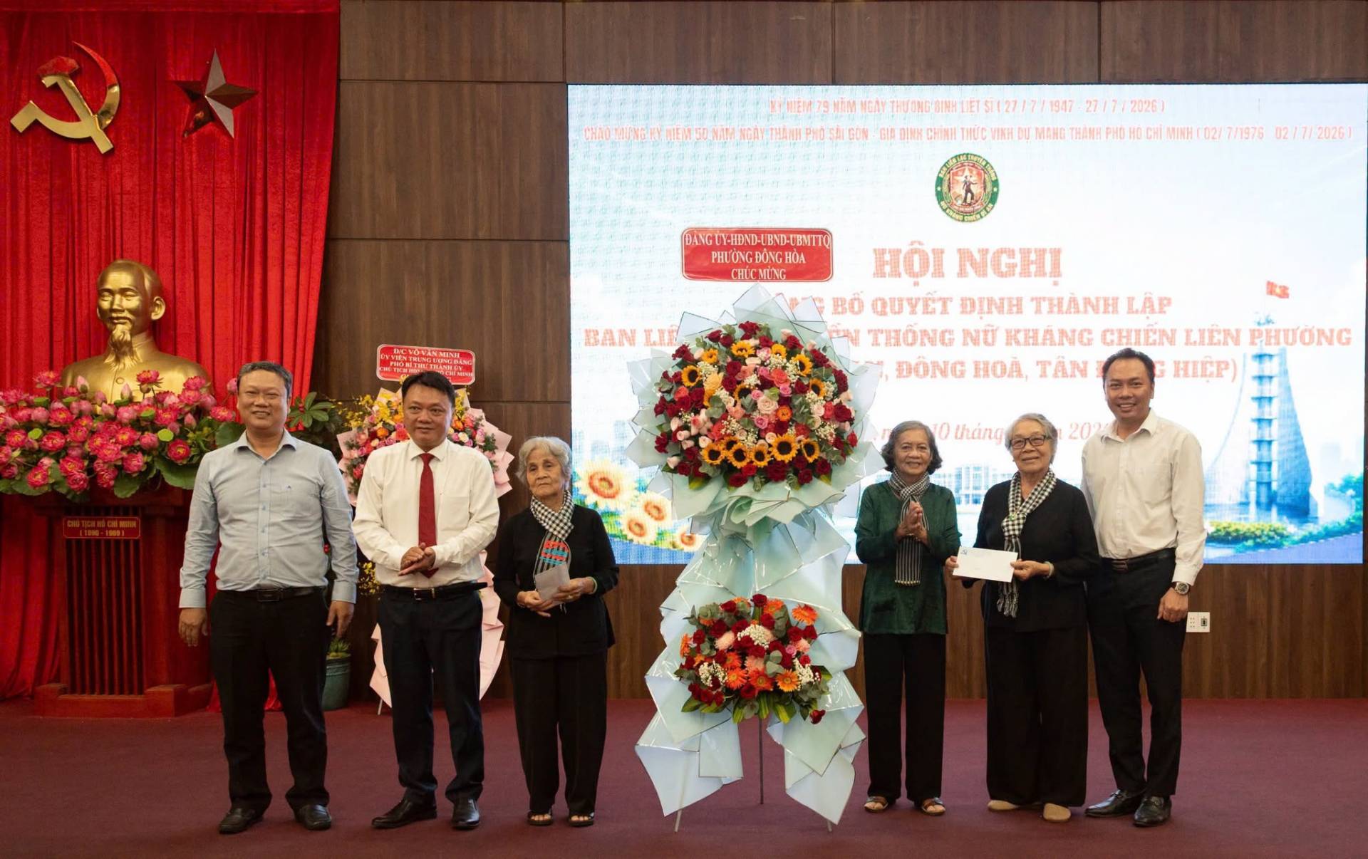 C&oacute; thể l&agrave; h&igrave;nh ảnh về c&aacute;i bục v&agrave; văn bản