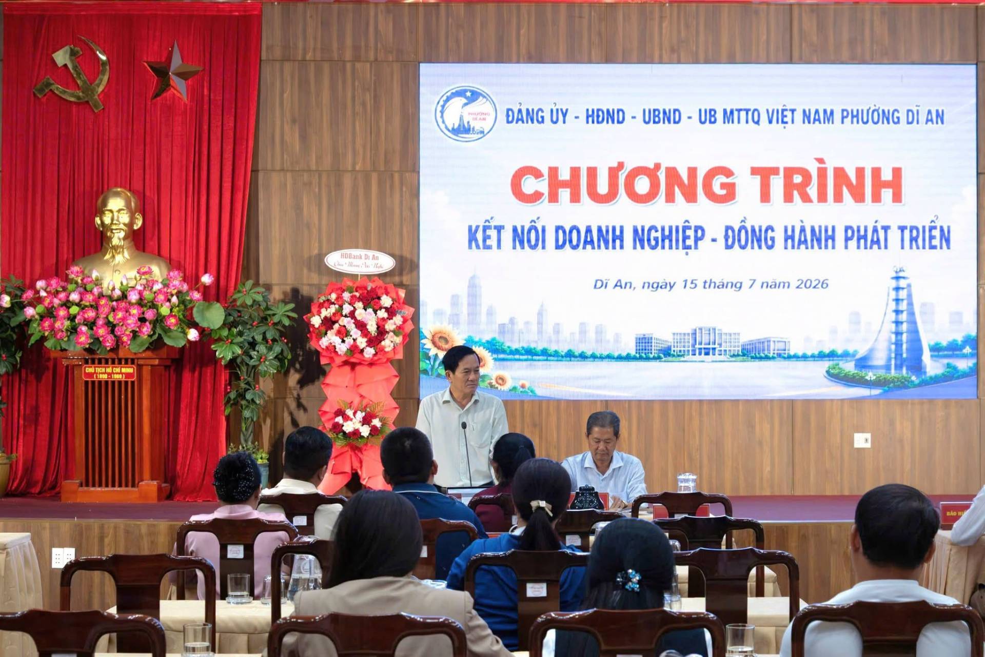 Có thể là hình ảnh về đền thờ, cái bục và văn bản cho biết 'Mon ĐÀNG ỦY HDND -UBND -UB T VIỆT NAM PHƯỞNG DI AN HEBaий س..ب . அனன்நமாஜிக BI CC 13400 CHƯƠNG TRÌNH KẾT NỐI DOANH NGHIỆP ĐỐNG HÀNH PHÁT TRIÊN Di An, ngày 15 tháng 7 năm 2026 T'