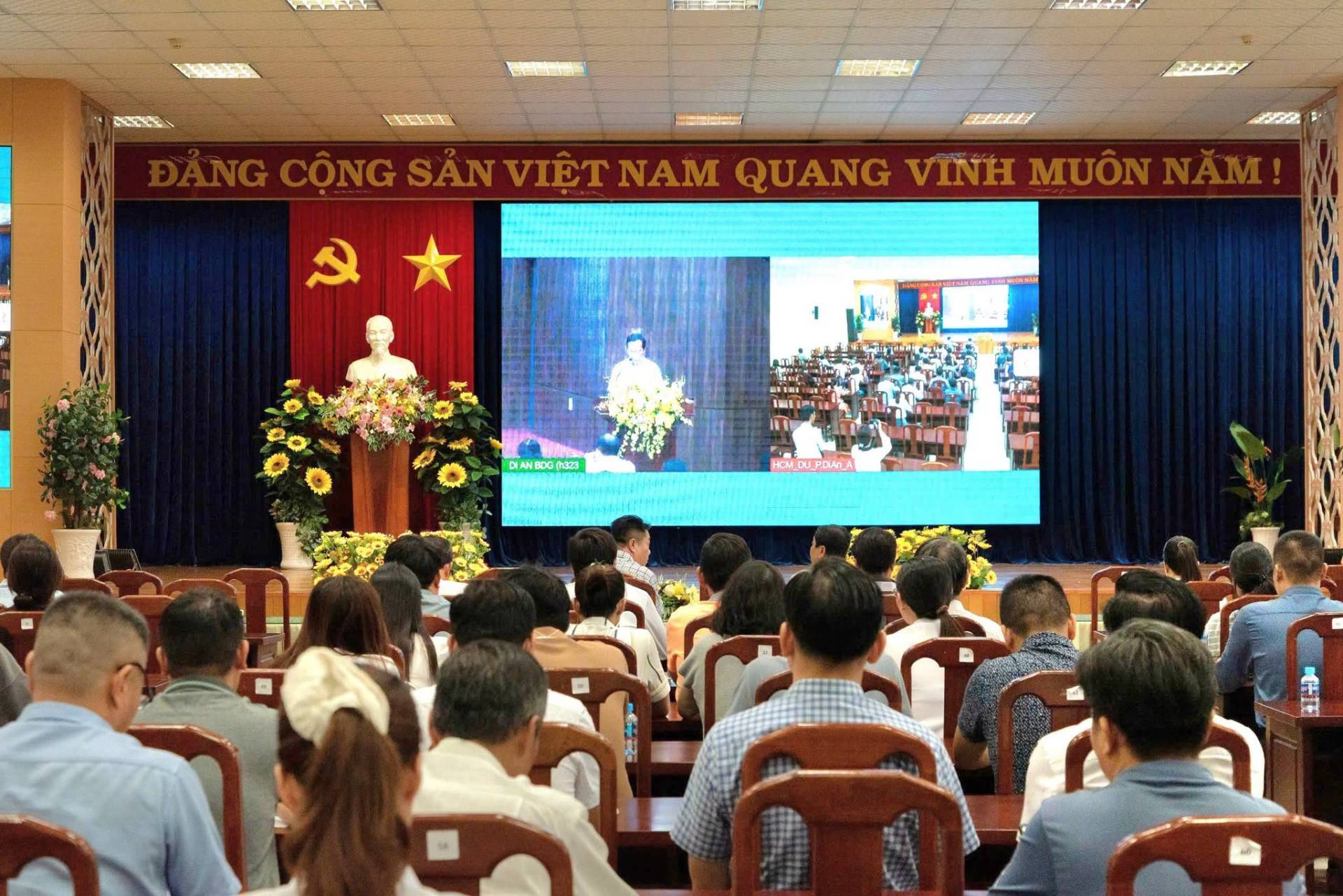 Có thể là hình ảnh về cái bục và văn bản