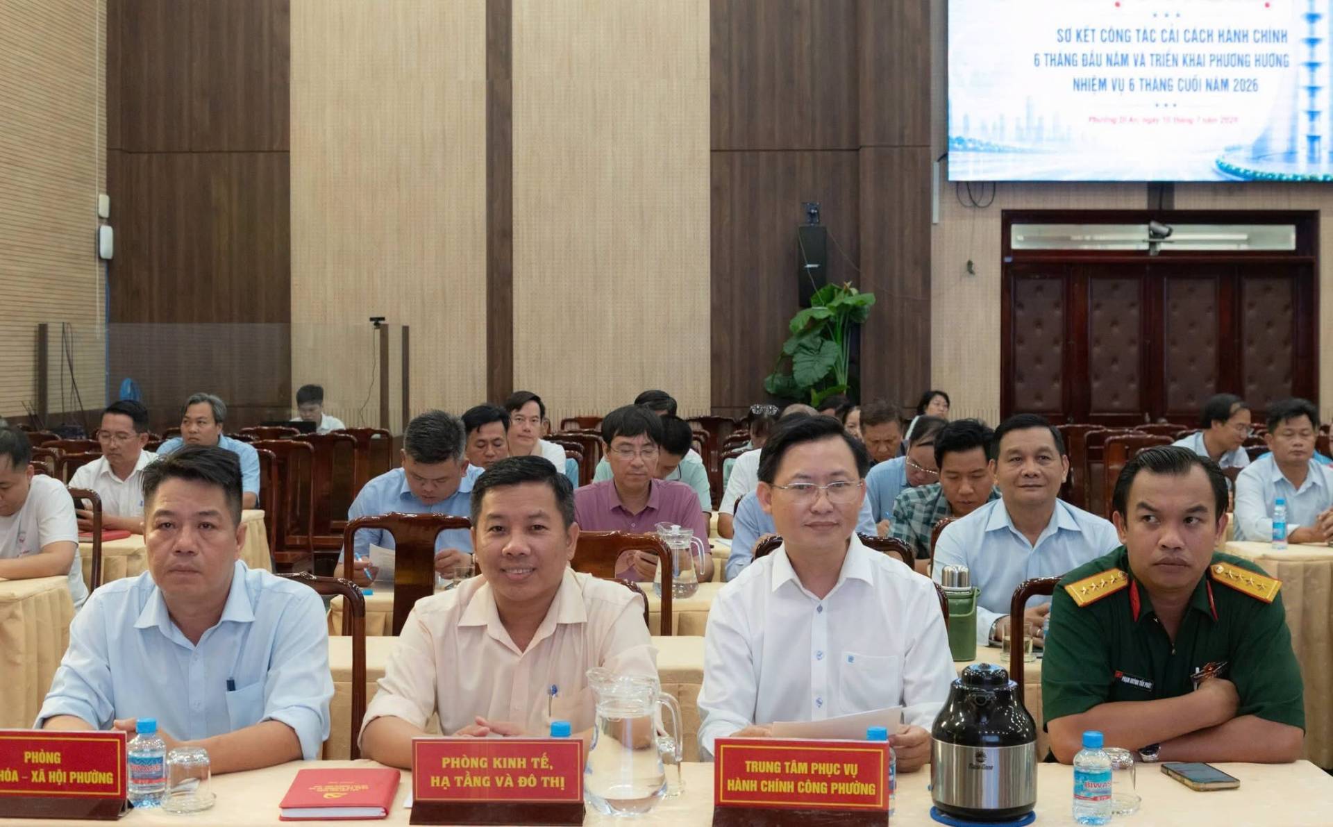 Có thể là hình ảnh về một hoặc nhiều người và văn bản