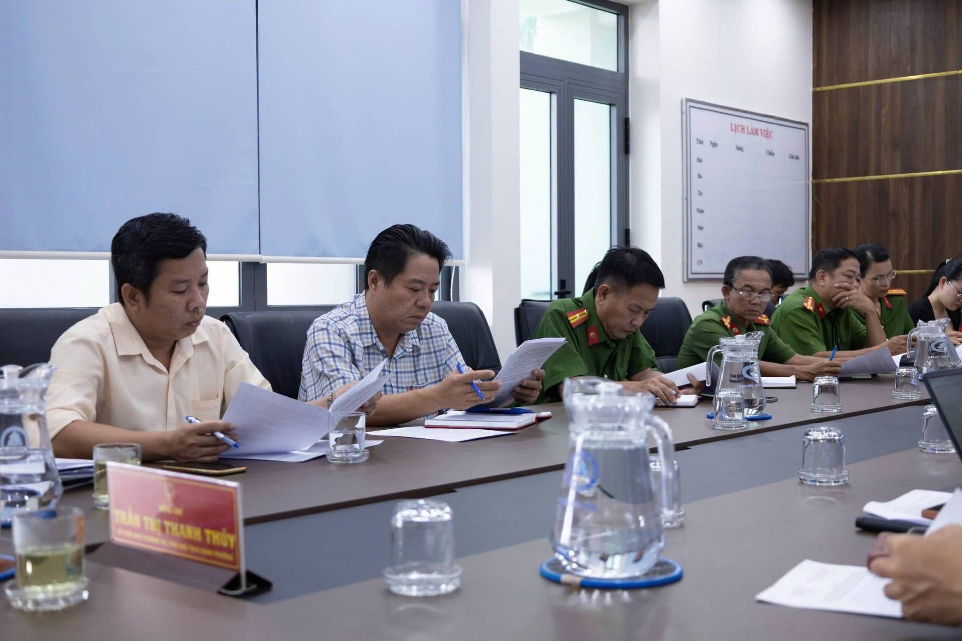C&oacute; thể l&agrave; h&igrave;nh ảnh về một hoặc nhiều người, mọi người đang học v&agrave; văn bản