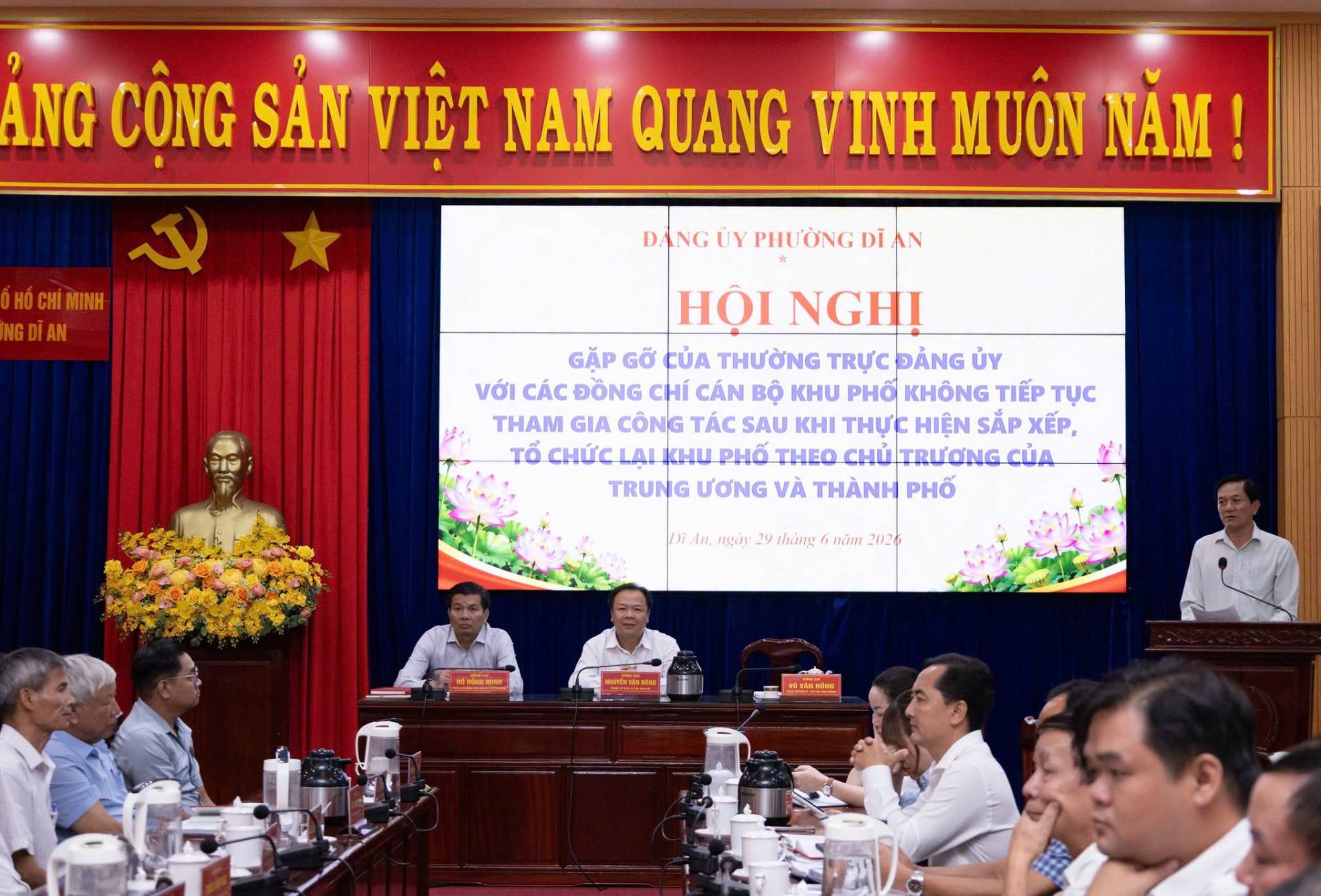 C&oacute; thể l&agrave; h&igrave;nh ảnh về &lrm;c&aacute;i bục v&agrave; &lrm;văn bản cho biết '&lrm;&Aacute;NG CỘNG SẢN VIỆT NAM QUANG VINH MU&Ocirc;N NĂM! به H&Oacute; CH&Iacute;MINH NGDĨAN DANG DANG&Uuml;YPHƯ&Ouml;NGDIAN UY PHI ONG HỌI NGHI GẶP GỠ CỦA THƯỜNG TRỰC ĐẢNG ỦY VỚI C&Aacute;C ĐỒNG CH&Iacute; C&Aacute;N BỘ KHU PHỐ KH&Ocirc;NG TIẾP TỤC THAM GIA C&Ocirc;NG T&Aacute;C SAU KHI THỰC HIỆN SẮP XẾP, TỔ CHỨC LAI KHu PHỐ E CHỦTRƯƠNGCỦA CỦA TRUNG ƯƠNG V&Agrave; TH&Agrave;NH PHỐ ng&agrave;y h&agrave;ng nm 2026 0NEAR VEMSINE&lrm;'&lrm;&lrm;