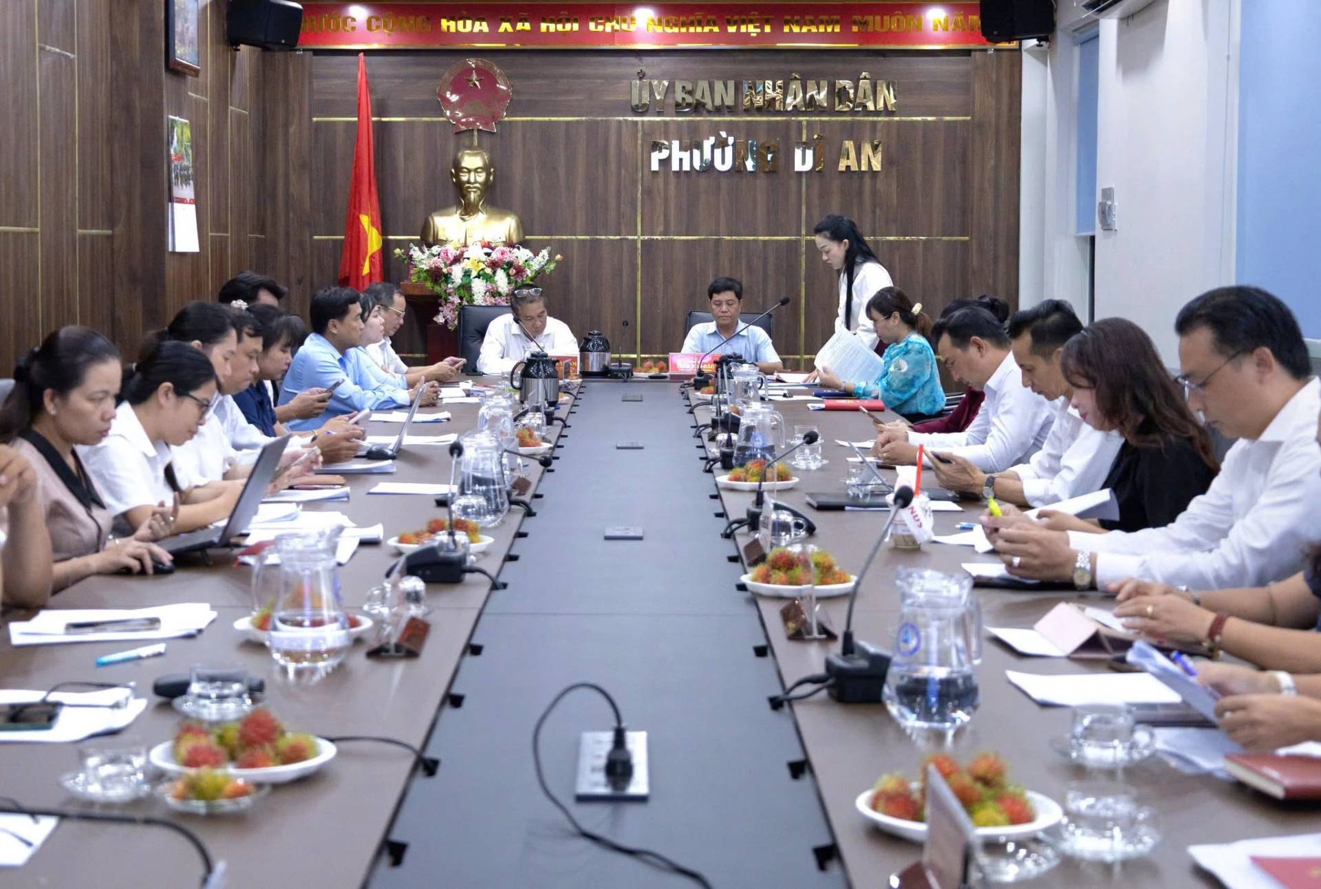 Có thể là hình ảnh về một hoặc nhiều người, bàn và văn bản