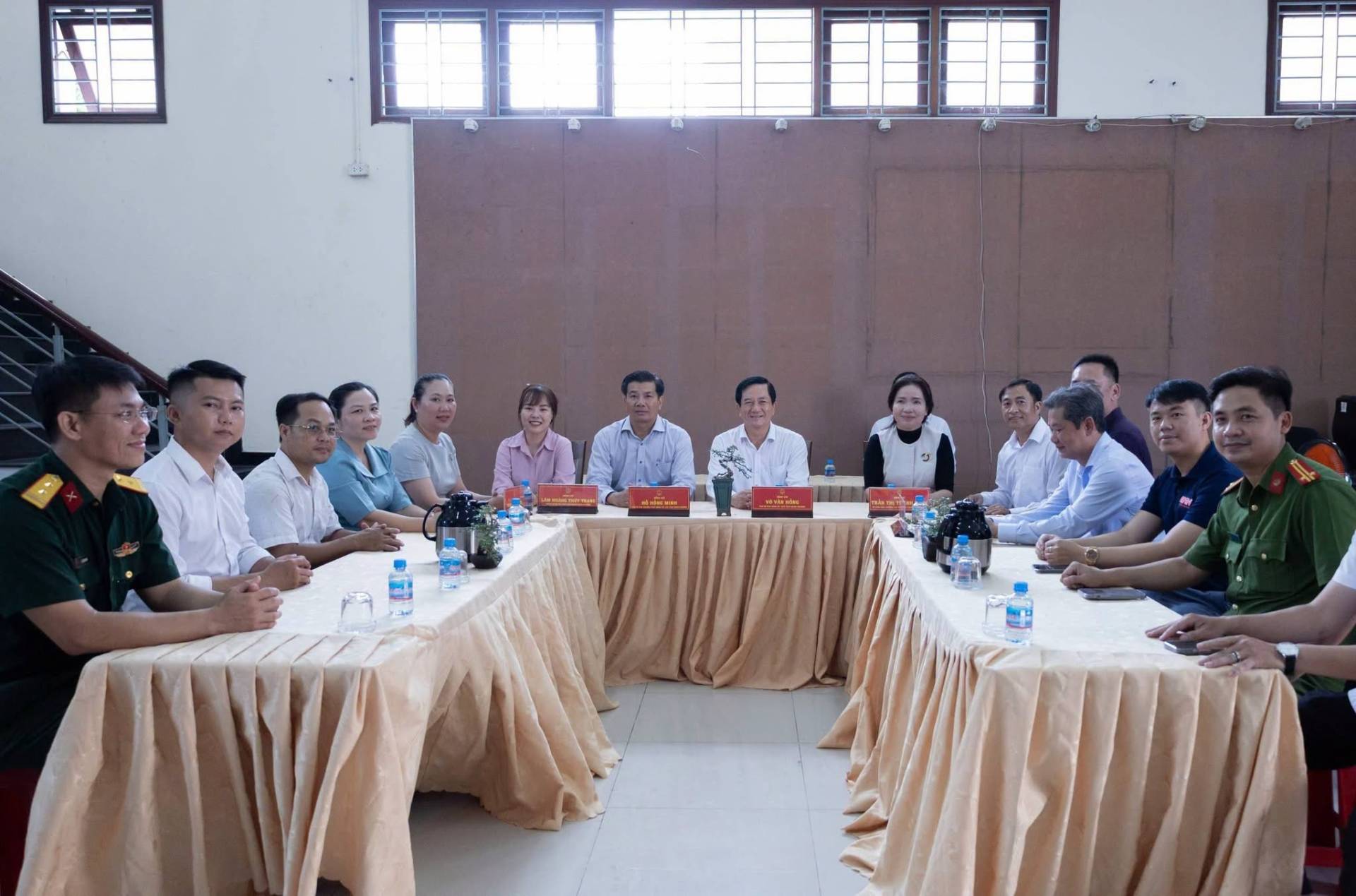 Có thể là hình ảnh về một hoặc nhiều người và văn bản