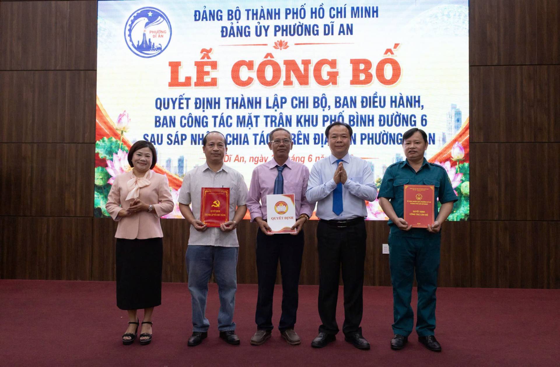 Có thể là hình ảnh về văn bản cho biết 'ĐẢNG BÔ THÀNH PHỐ HỒ CHÍ MINH ĐẢNG ỦY PHƯỜNG DĨ AN 笔 LỄ CÔNG BỐ QUYẾT ĐỊNH THÀNH LẬP CHI BỘ, BAN ĐIỀU HÀNH, BAN CÔNG TÁC MẶT TRÂN KHU PHỐ BÌNH ĐƯỜNG 6 SAU SÁP NH CHIA TÁLE-RÊN TÁC RÊN ĐỊA PHƯỜNG N Dĩ An, ngày áng 6 በኝ UUVE ΥEΤΨΝΗ XH い. UMSTACTM . CCMl อ่ E'