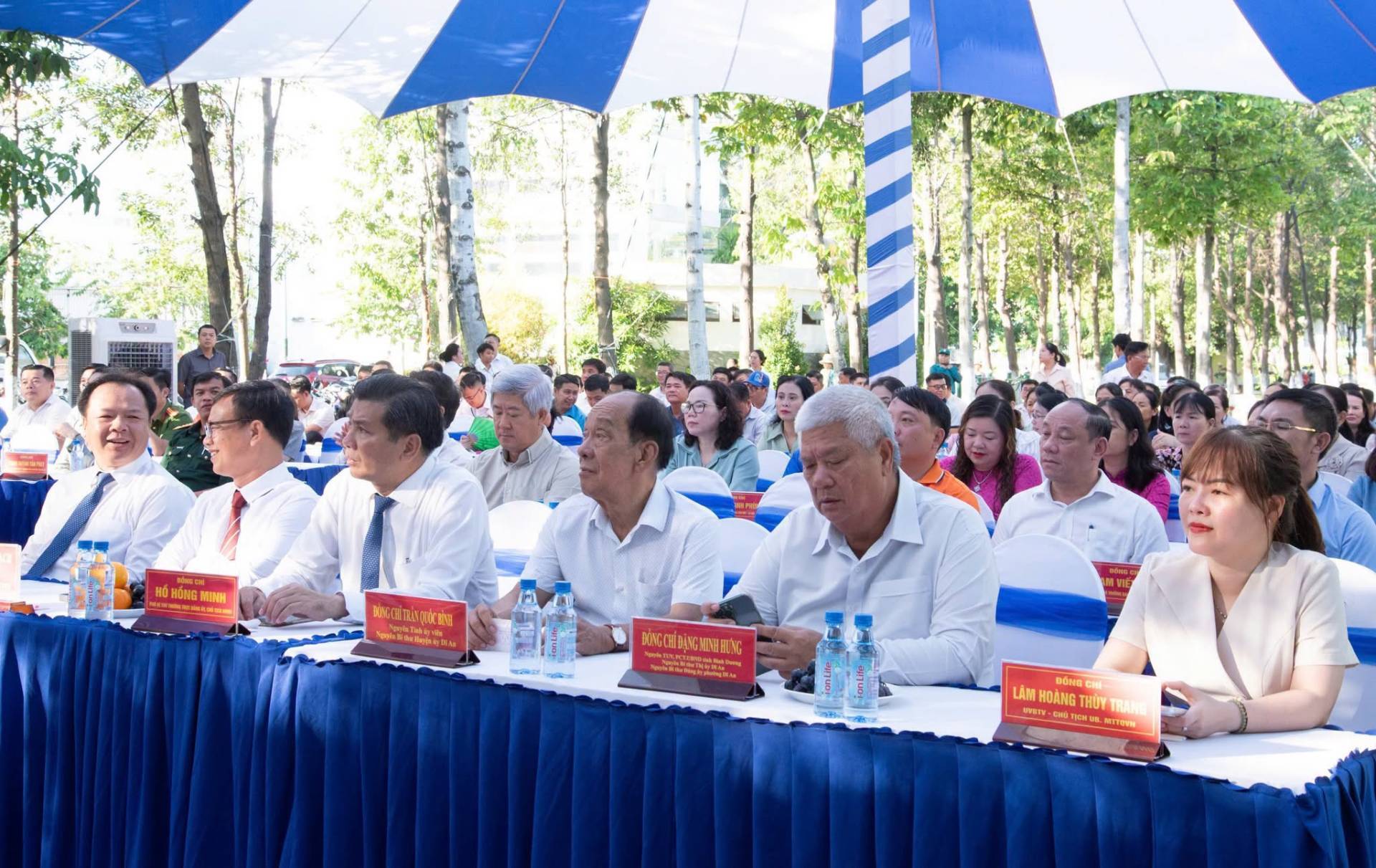 Có thể là hình ảnh về một hoặc nhiều người, đám đông và văn bản