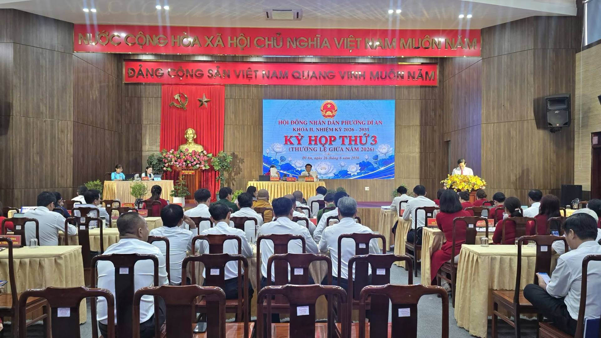 Có thể là hình ảnh về cái bục và văn bản cho biết 'XÃHỘI XÃ HỘI CHỦ NGHĨA VIỆT NP NAM M MUÔNI NĂM ĐẢNG ÂNGCONG SẢN VIỆT VIÊTNAM QUANG VINH MUÔN NĂM HIỘI ĐÔNG HAN DAN PHƯONGDIA WO.DÓNC:NHÁNDANPHİY:DA AN ΚHύл 2036 KỲHỌPTHỨ3 KY HOP THU3 (THƯỜNG GLE EGI 2026)- ".." 国 വനിനപ്പ'