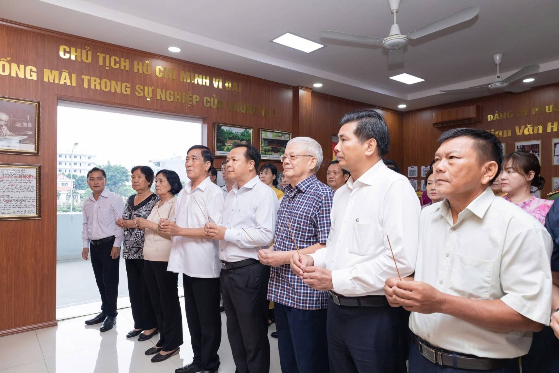 C&oacute; thể l&agrave; h&igrave;nh ảnh về một hoặc nhiều người v&agrave; văn bản cho biết 'CHύ TỊCH HỒ C ỐNG M&Atilde;I TRONG SƯNG sỰ NGH MINH NH SỰNGHPCỦ Vi+ CỦ น VănH H'