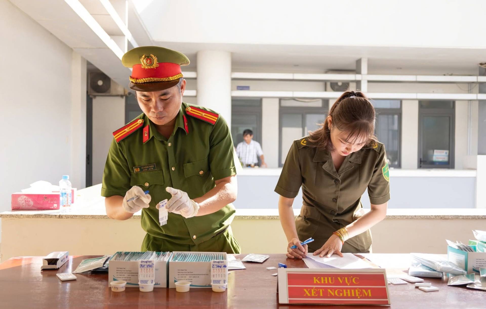 Có thể là hình ảnh về một hoặc nhiều người và văn bản
