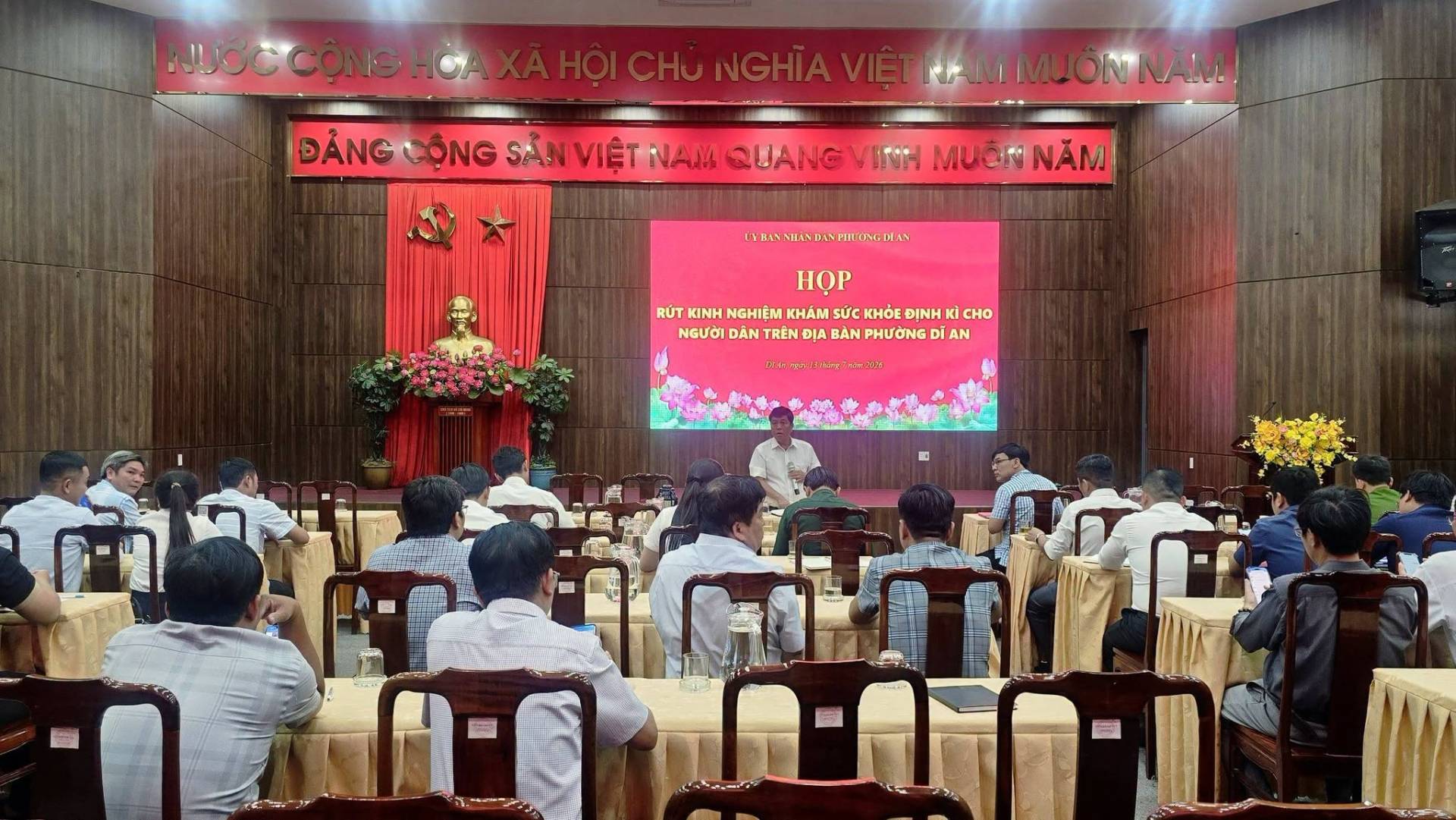 Có thể là hình ảnh về một hoặc nhiều người, cái bục và văn bản
