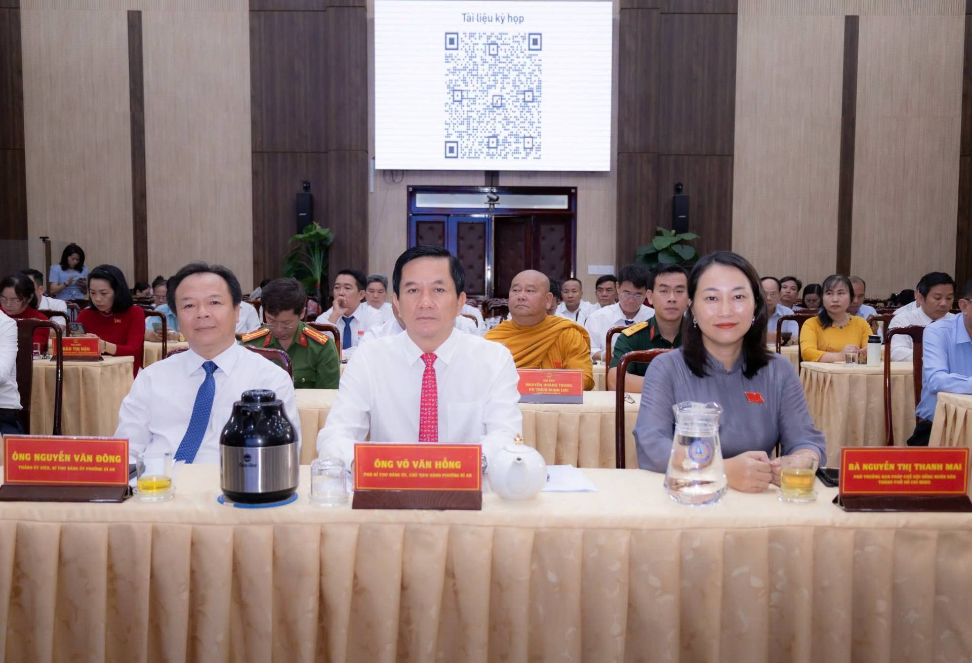 Có thể là hình ảnh về một hoặc nhiều người, cái bục và văn bản