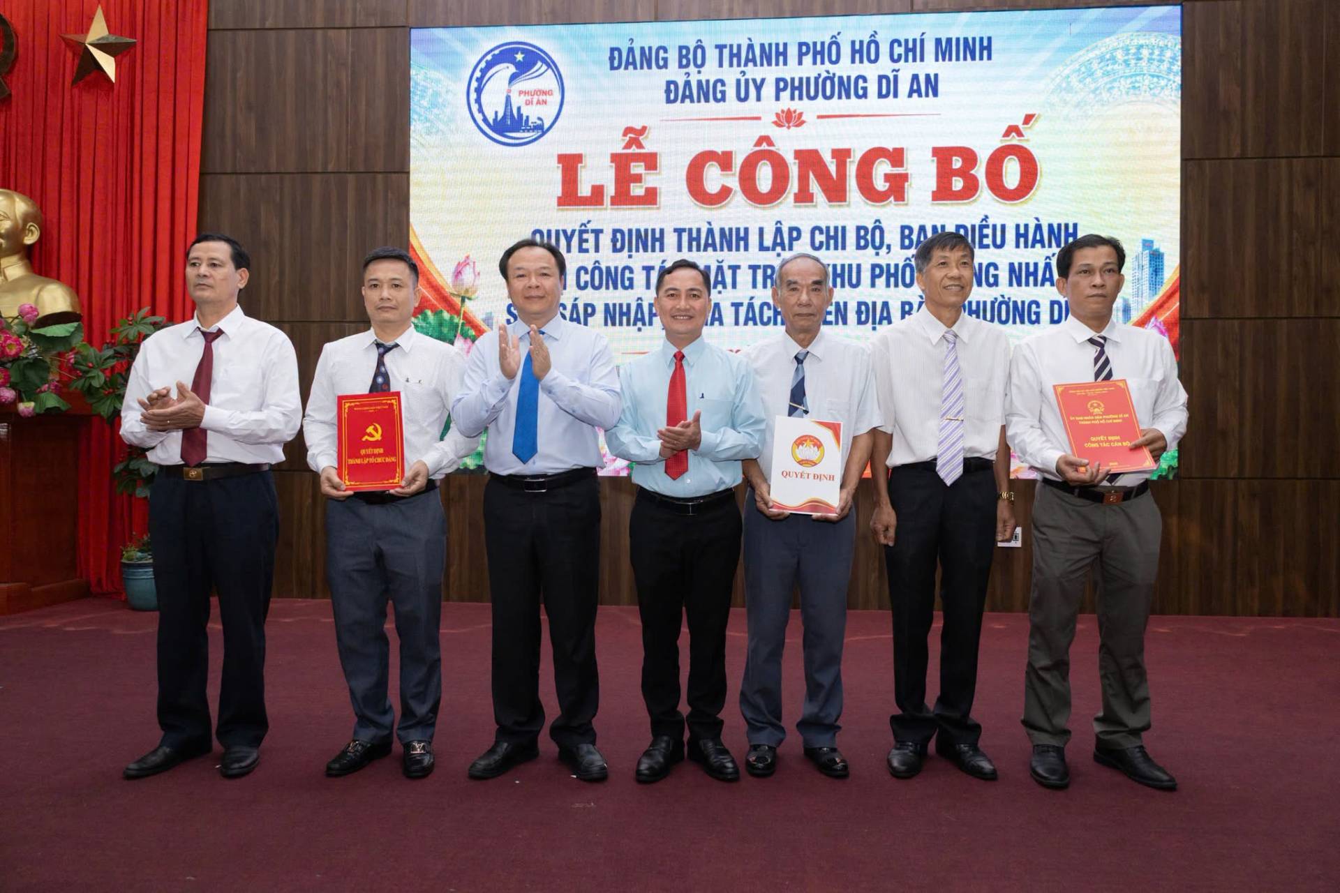 Có thể là hình ảnh về một hoặc nhiều người và văn bản cho biết 'ĐẢNG BỘ THÀNH PHỐ HỒ CHÍ MINH HƯƠNG ĐẢNG UY PHƯỜNG DĨ AN 地 LỄ CÔNG BỐ QUYẾT ĐỊNH THÀNH LẬP CHI BỘ, BANDIÊU HÀNH CÔNG TÍ ẶT TR HU PHỐ NG NHẤ AP NHẬH-ATÁ A TÁCH NHẬI EN ĐỊA pi HƯỜNG DI 국산은 မ das oέT 제 lr A'