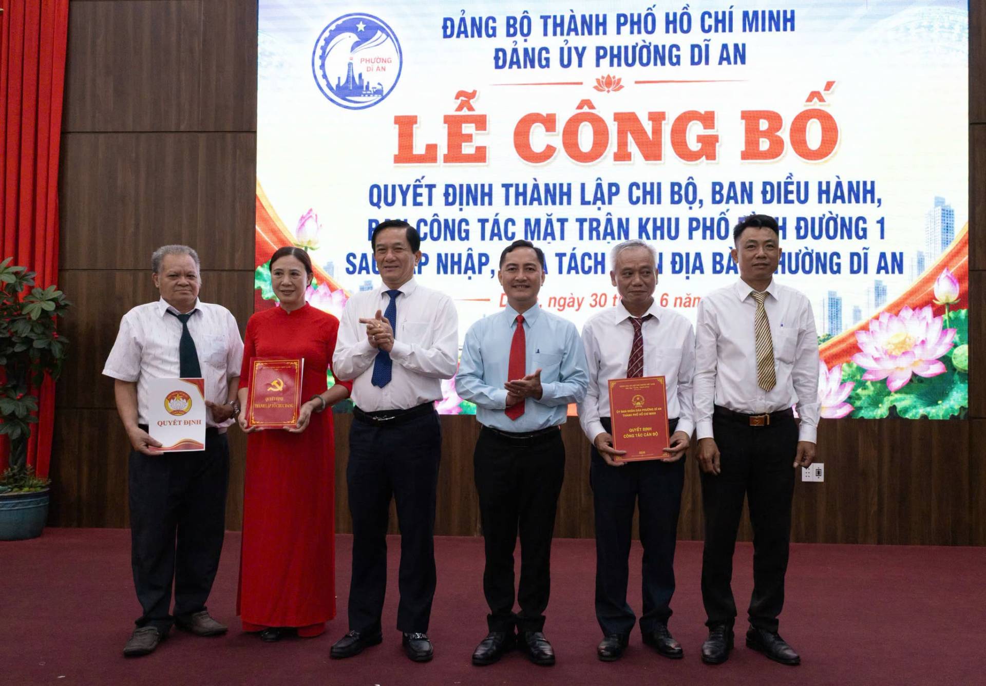 Có thể là hình ảnh về văn bản cho biết 'ĐẢNG BỘ THÀNH PHỐ HỒ CHÍ MINH PHƯỜNG ĐẢNG ỦY PHƯỜNG DĨ AN ラン LỄ الا CÔNG BỐ QUYẾT ĐỊNH THÀNH LẬP CHI BỘ, BAN ĐIỀU HÀNH, CÔNG TÁC MẶT TRÂN KHU PHỐ ĐƯỜNG 1 SALETP SAU NHẬP, TÁCH ĐỊA BA HƯỜNG DĨ AN แร้ง ngày 30 6 năn OCyeTPΝΗ 에NI อมา นะนาเนะ "មបាយន BYỀE 三中'