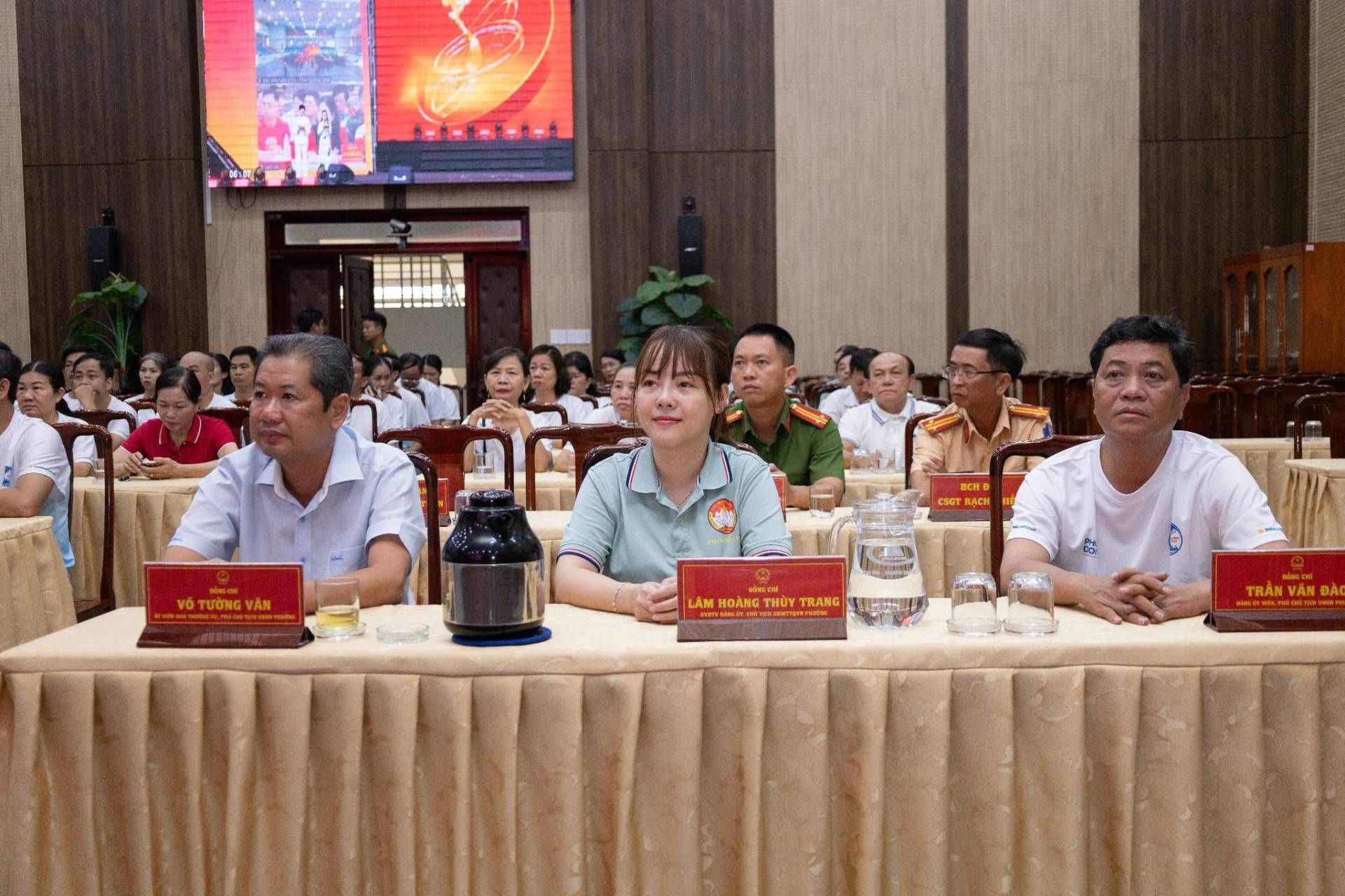 Có thể là hình ảnh về một hoặc nhiều người và văn bản