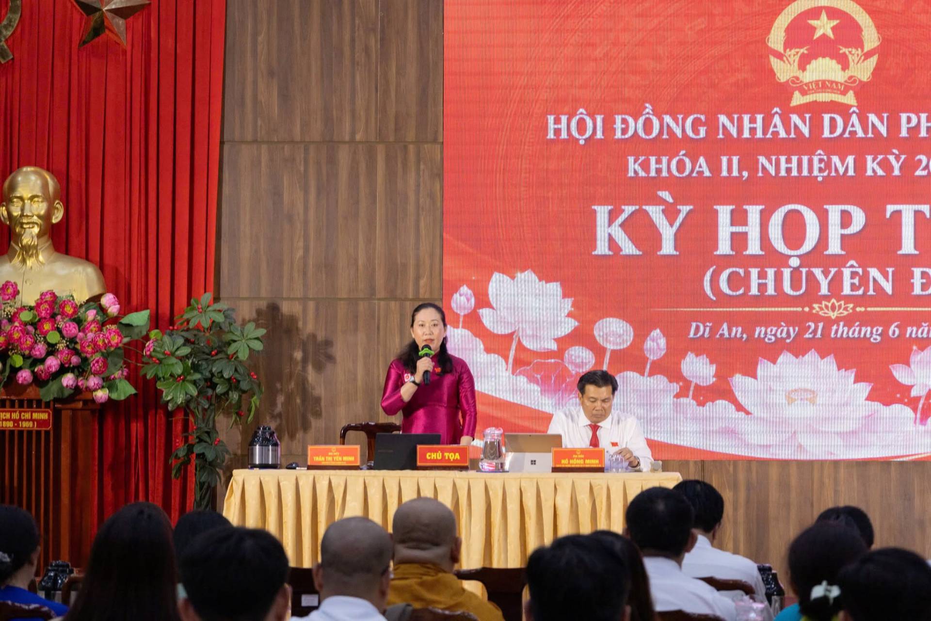 Có thể là hình ảnh về đền thờ và văn bản