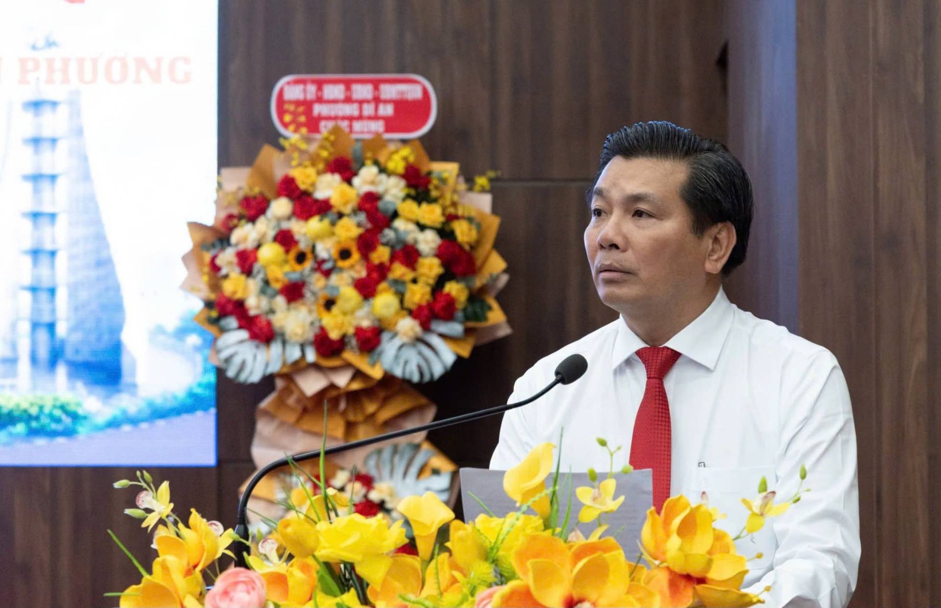 C&oacute; thể l&agrave; h&igrave;nh ảnh về c&aacute;i bục v&agrave; văn bản