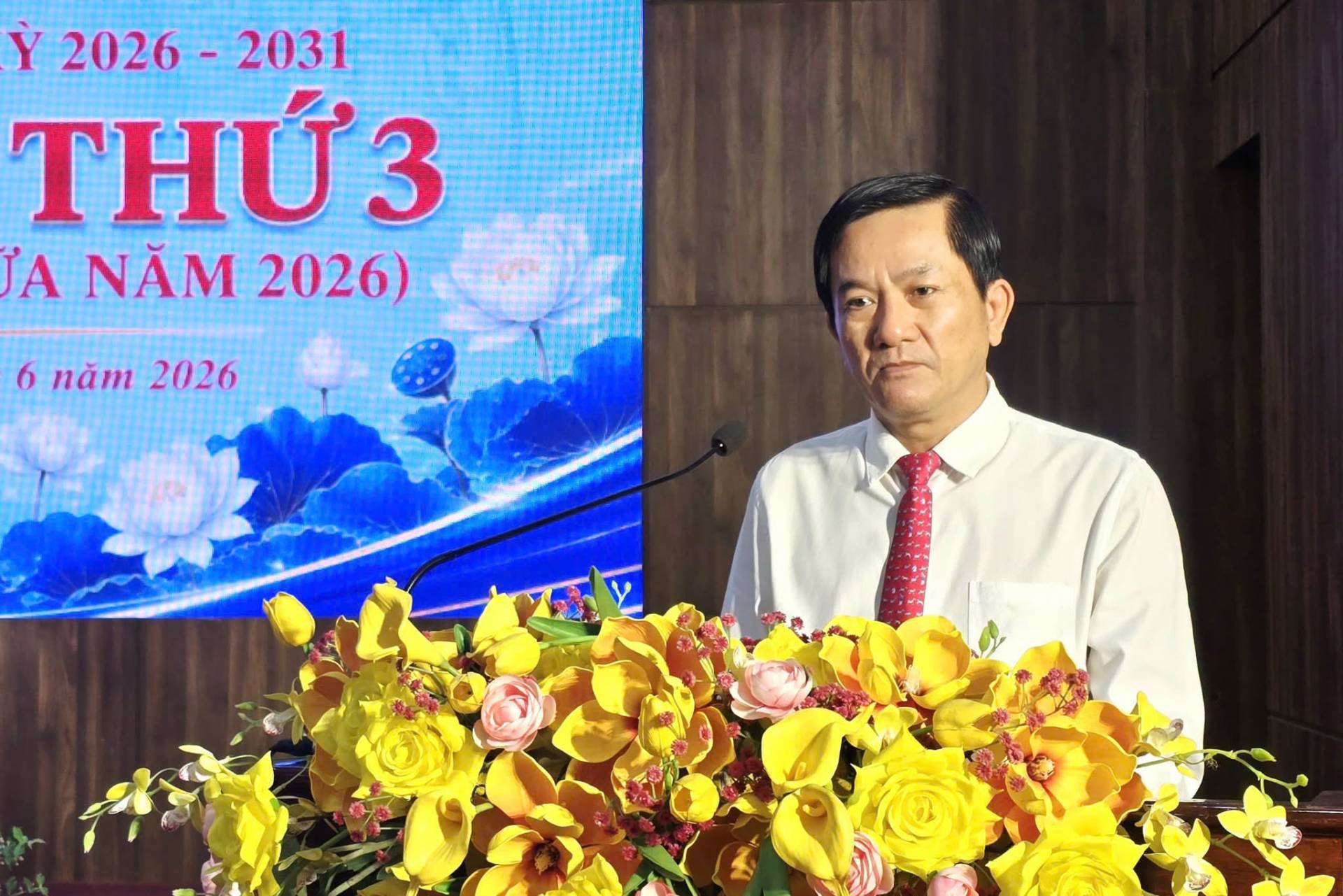 Có thể là hình ảnh về cái bục và văn bản cho biết 'Ý 2026 2031 THỨ3 A NĂM 2026) 6 năm 2026'