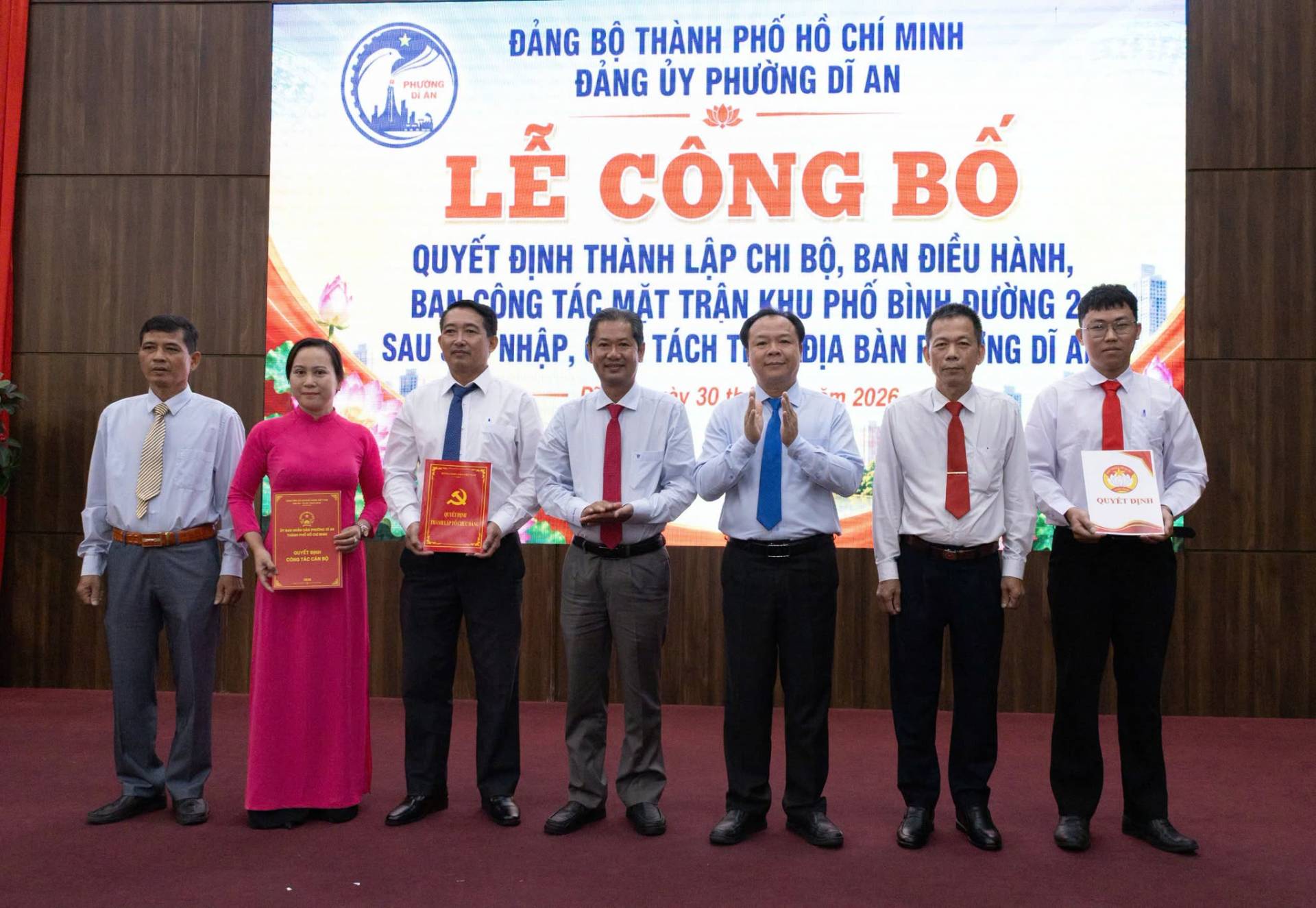 Có thể là hình ảnh về văn bản cho biết 'ĐẢNG BỘ THÀNH PHỐ HỒ CHÍ MINH ĐẢNG ỦY PHƯỜNG DĨ AN 進 LỄ CÔNG BỐ QUYẾT ĐỊNH THÀNH LẬP CHI BỘ, BAN ĐIỀU HÀNH, BAM MCÔNG TÁC-MẶT TÁC MẶT TRÂN KHU PHỐ BÌNHDƯỜNG BÌNH ĐƯỜNG 2 SAU NHẬP, TÁCH T ĐỊA BÀN R NG DĨ Á 202F بذ 30 -1 วูดร่กพสธ DUYETDINIS Top NING guvE'