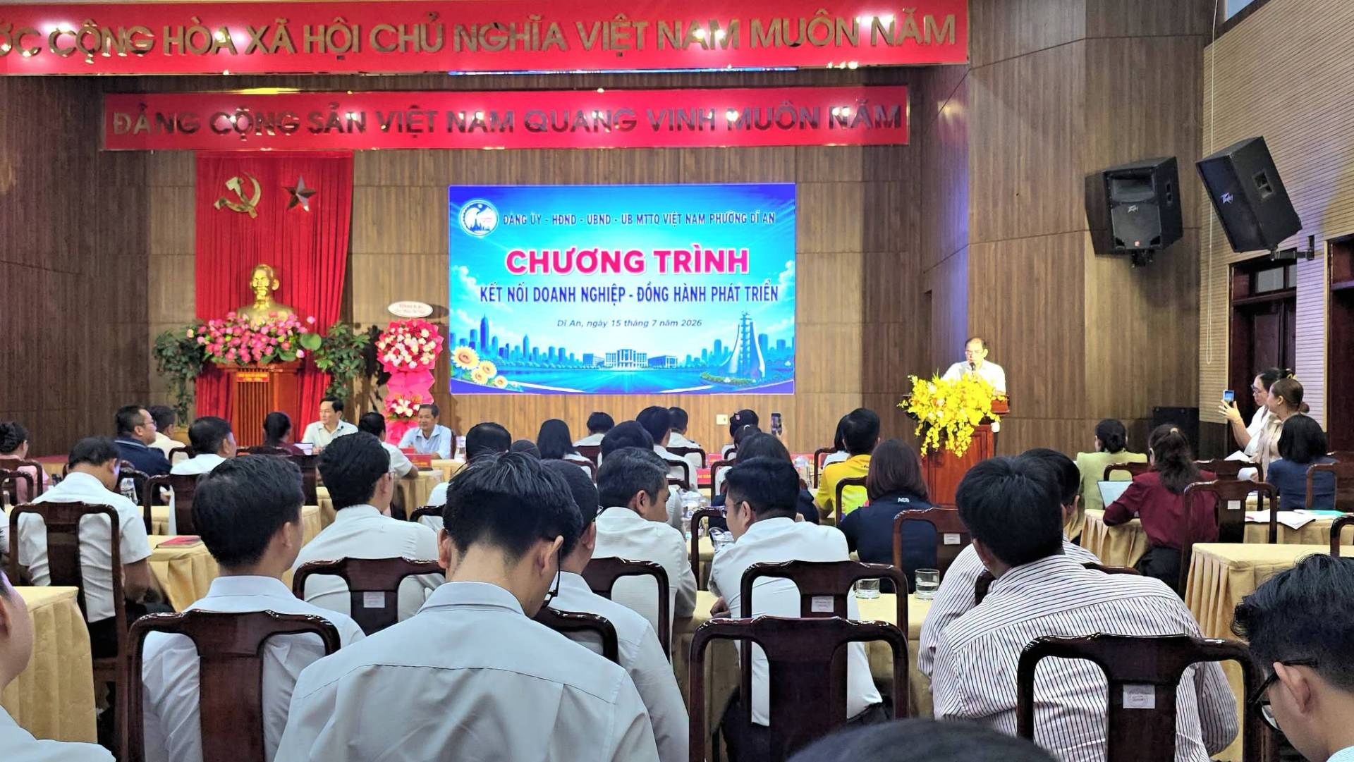 Có thể là hình ảnh về một hoặc nhiều người và văn bản cho biết 'HÒNXAHỘ HỘI NGHĨA VIỆT NAM MUÔNNAM NAM CONG SẢN VIỆT NAM QUANG VINH MUÔN NAM MANGI ききい UEND UE ENTTOPIỆ TM MAM PHUOKGDTAH CHƯƠNG TRÌNH KẾT NỖI DOANH NGHIỆP ĐỒNG HÀNH PHAT TRIÊN ngày 5thang7 2026 നാകക'