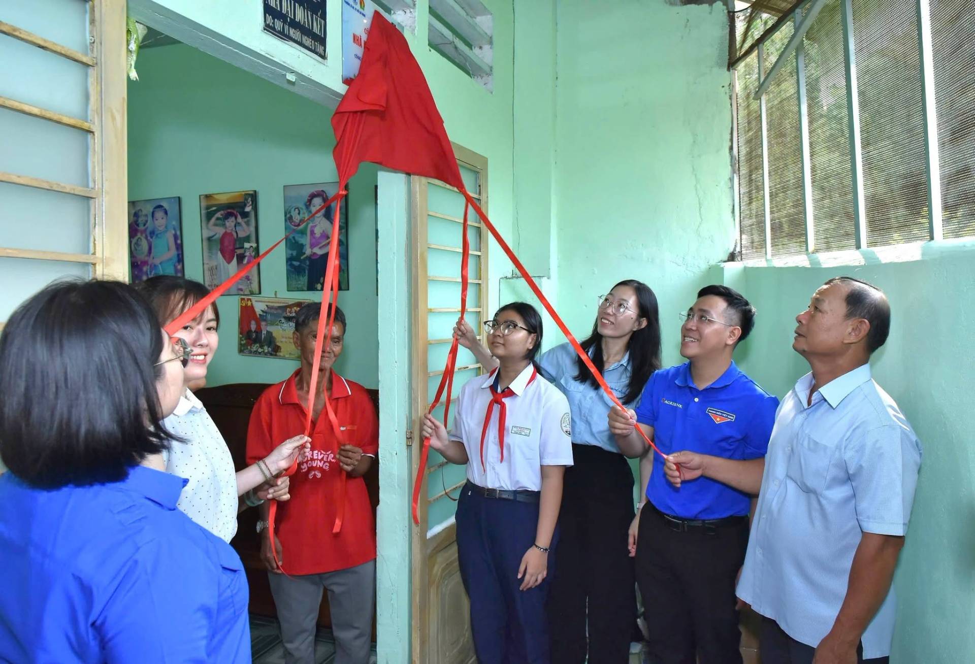 PHƯỜNG DĨ AN: MỘT HỌC SINH NGHÈO ĐƯỢC NHẬN NHÀ KHĂN QUÀNG ĐỎ