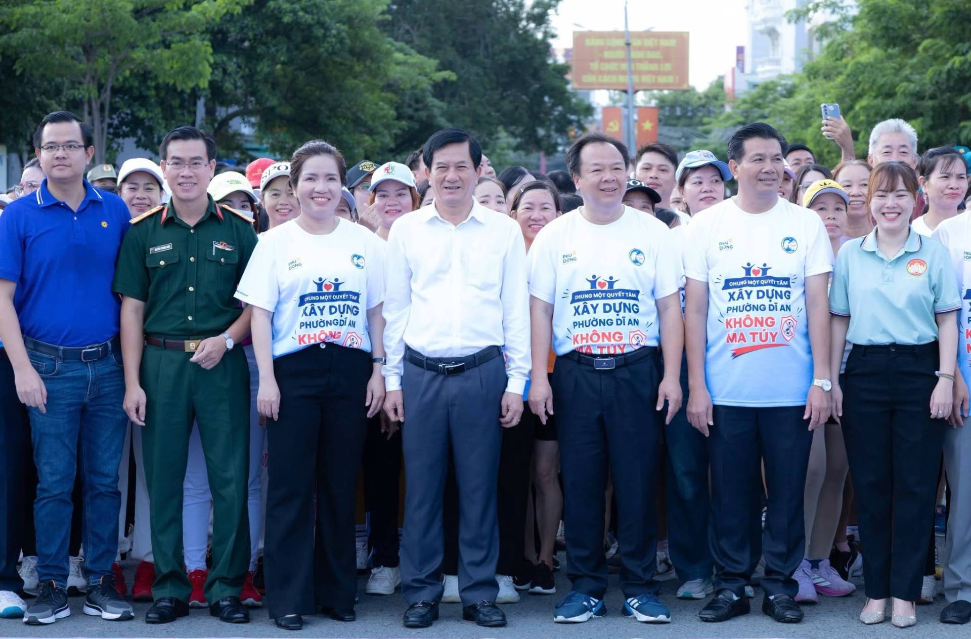 Có thể là hình ảnh về một hoặc nhiều người và văn bản