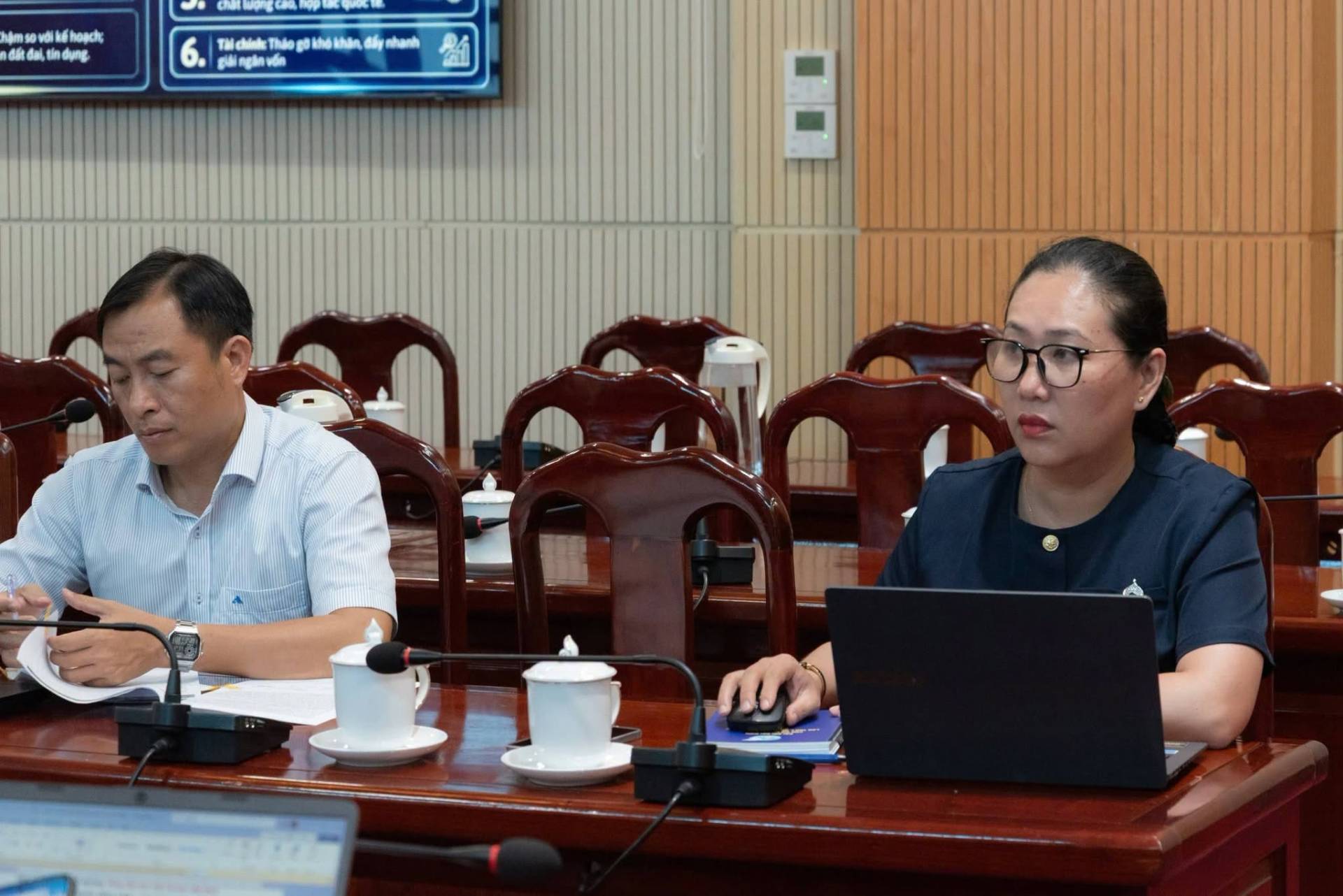 Có thể là hình ảnh về một hoặc nhiều người và văn bản