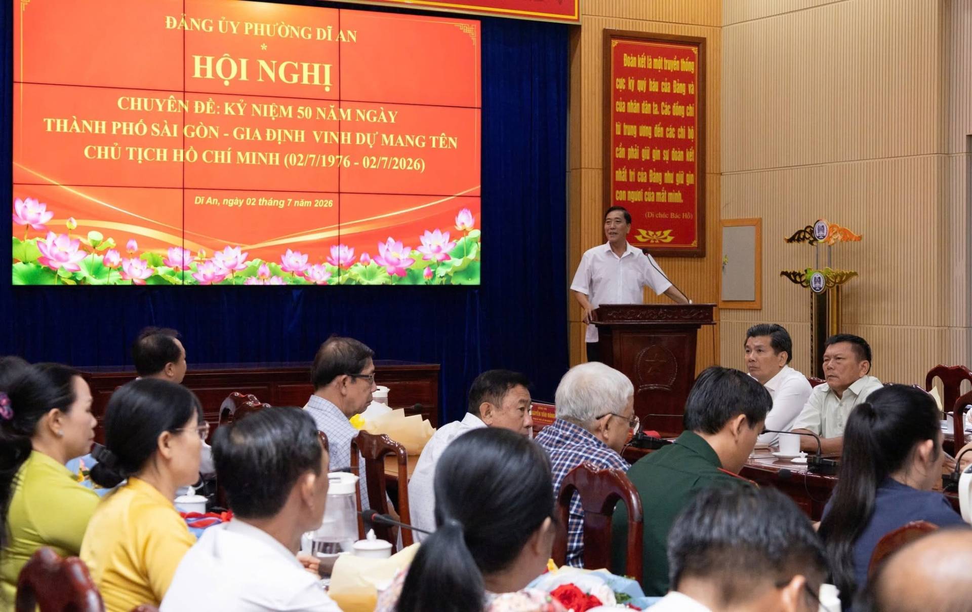 C&oacute; thể l&agrave; h&igrave;nh ảnh về một hoặc nhiều người, đền thờ v&agrave; văn bản