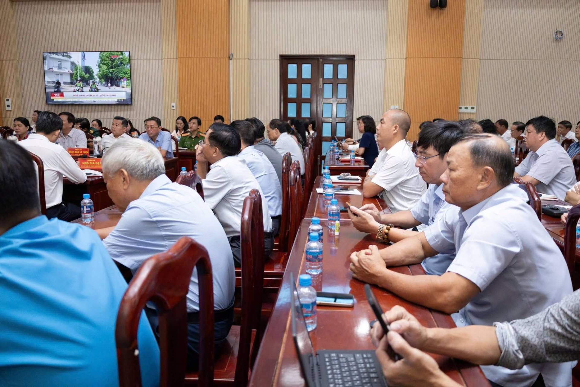 Có thể là hình ảnh về một hoặc nhiều người và văn bản