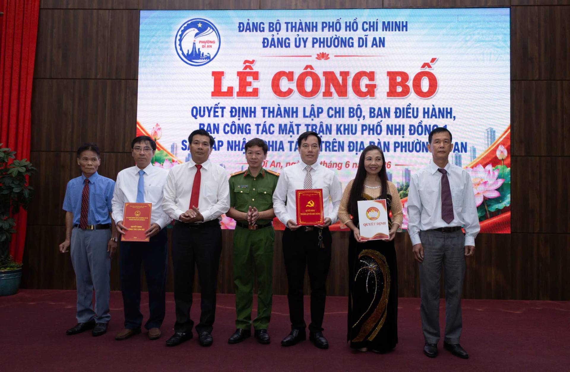 Có thể là hình ảnh về một hoặc nhiều người và văn bản cho biết 'ĐẢNG BỘ THÀNH PHỐ HỔ CHÍ MINH ĐẢNG ỦY PHƯỜNG DĨ AN عا LỄ CÔNG BỐ QUYẾT ĐỊNH THÀNH LẬP CHI BỘ, BAN ĐIỀU HÀNH, PAN CÔNG TÁC MẶT TRÂN KHU PHỐ NHỊ ĐỒNG ÁP NHẬHIA NHẬ HIA TA TRÊN ĐỊA ÀN PHƯỜN Oi An, גחנת tháng 6 S AN npblc 香.. QUYEEBINIL MNII QUYEL'