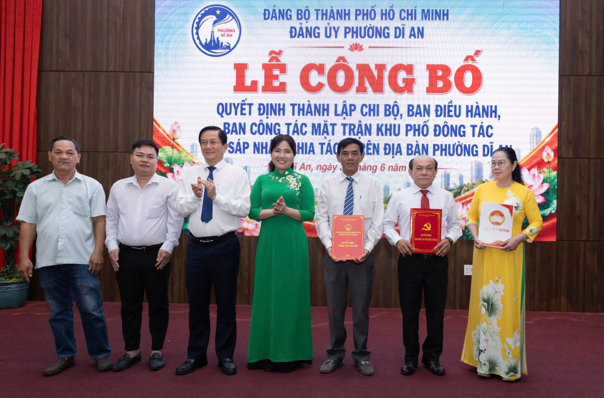 Có thể là hình ảnh về văn bản cho biết 'ĐẢNG BỘ THÀNH PHỐ HỒ CHÍ MINH Na HƯỚNG ĐẢNG ỦY PHƯỜNG DĨ AN 越包 LỄ CÔNG BỐ QUYẾT ĐỊNH THÀNH LẬP CHI BỘ, BAN ĐIỀU HÀNH, BAN CÔNG TÁC MẶT TRẬN KHU PHỐ ĐÔNG TÁC SÁP NH HIA TÁO ÊN ĐỊA BÀN PHƯỜNG DĨ An, ngày náng 6 6 năm 一料 bELiPseC 비계a 町'