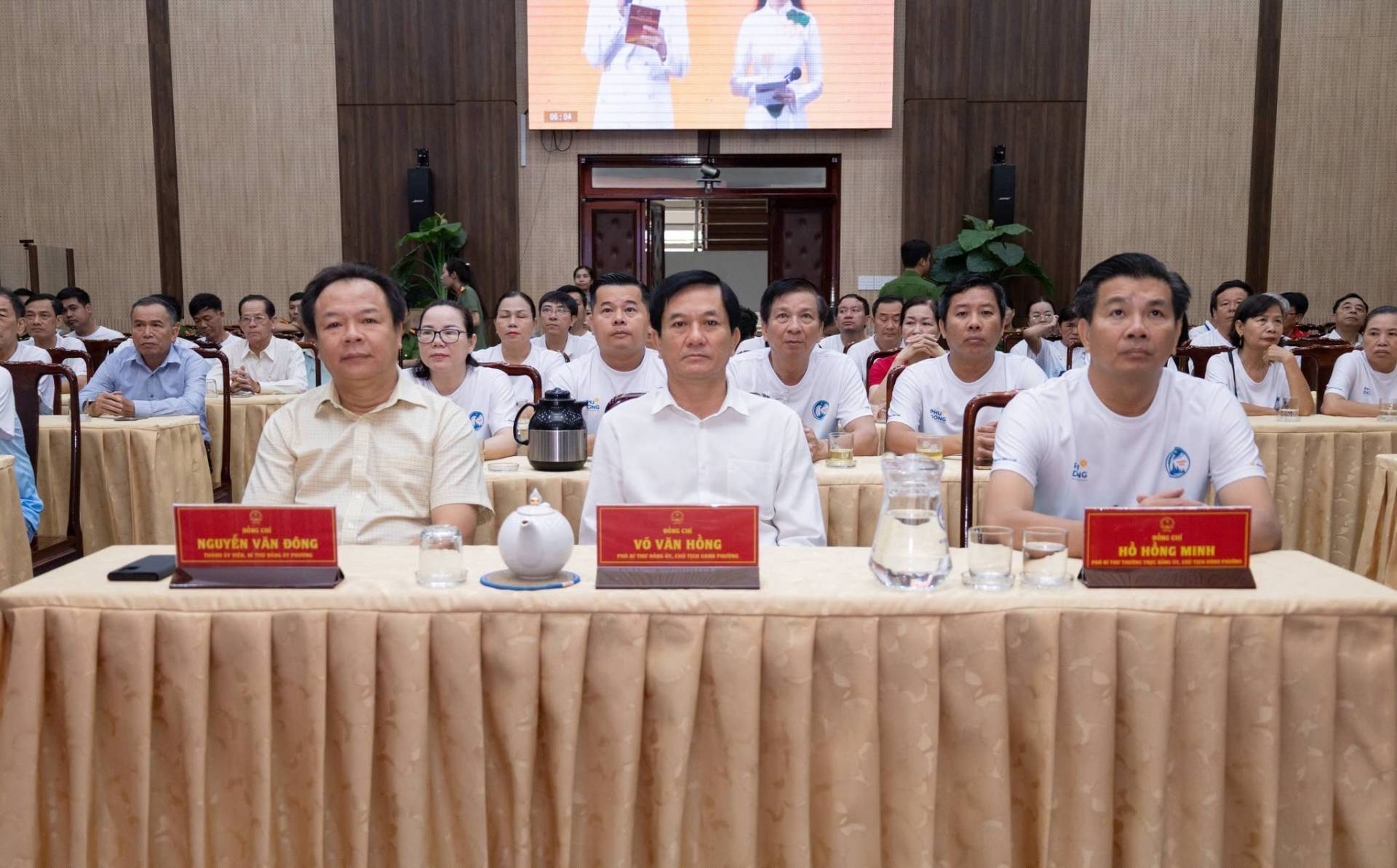 Có thể là hình ảnh về một hoặc nhiều người và văn bản cho biết '06:34 NGUYỀ NGUYÊNVĂN ĐÔNG vo VVANHÓNG VĂN HÔNG &G GNG a Ho HỒNG HON INE MI MINH'