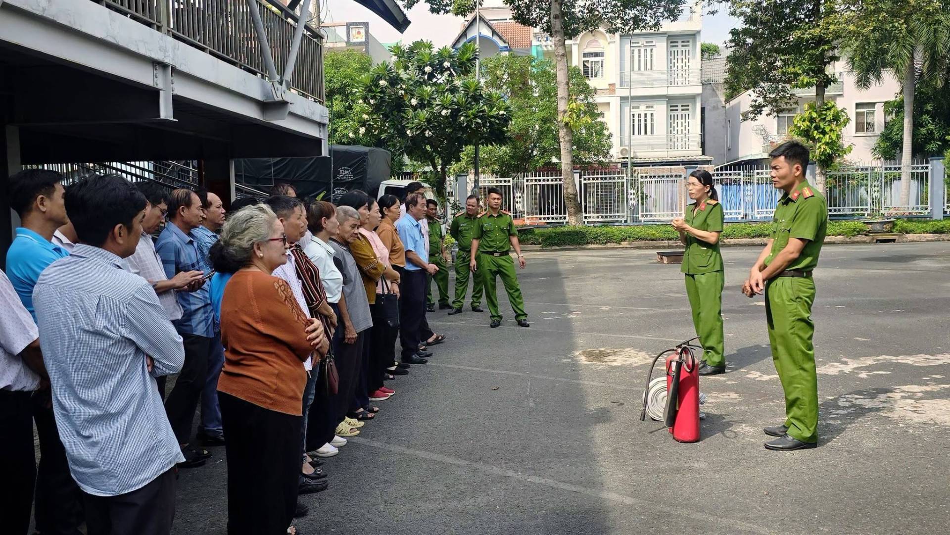 Có thể là hình ảnh về một hoặc nhiều người