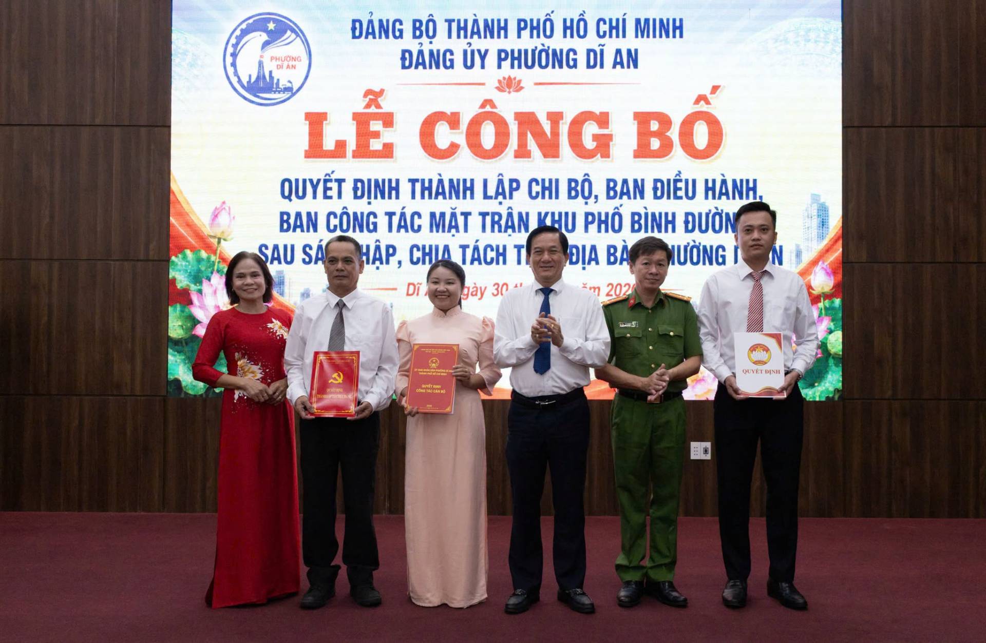 Có thể là hình ảnh về văn bản cho biết 'ĐẢNG BÔ THÀNH PHỐ HỒ CHÍ MINH ĐẢNG ỦY PHƯỜNG DĨ AN LỄ CÔNG BỐ علاللا QUYẾT ĐỊNH THÀNH LẬP CHI BỘ, BAN ĐIỀU HÀNH, BAN CÔNG TÁC MẶT TRÂN KHU PHỐ BÌNH ĐƯỜN SAU SÁ HẬP, CHIA TÁCH T ĐỊA BÀ ƯỜNG Di 202 gảy 30 a uUnt VTD DENII'