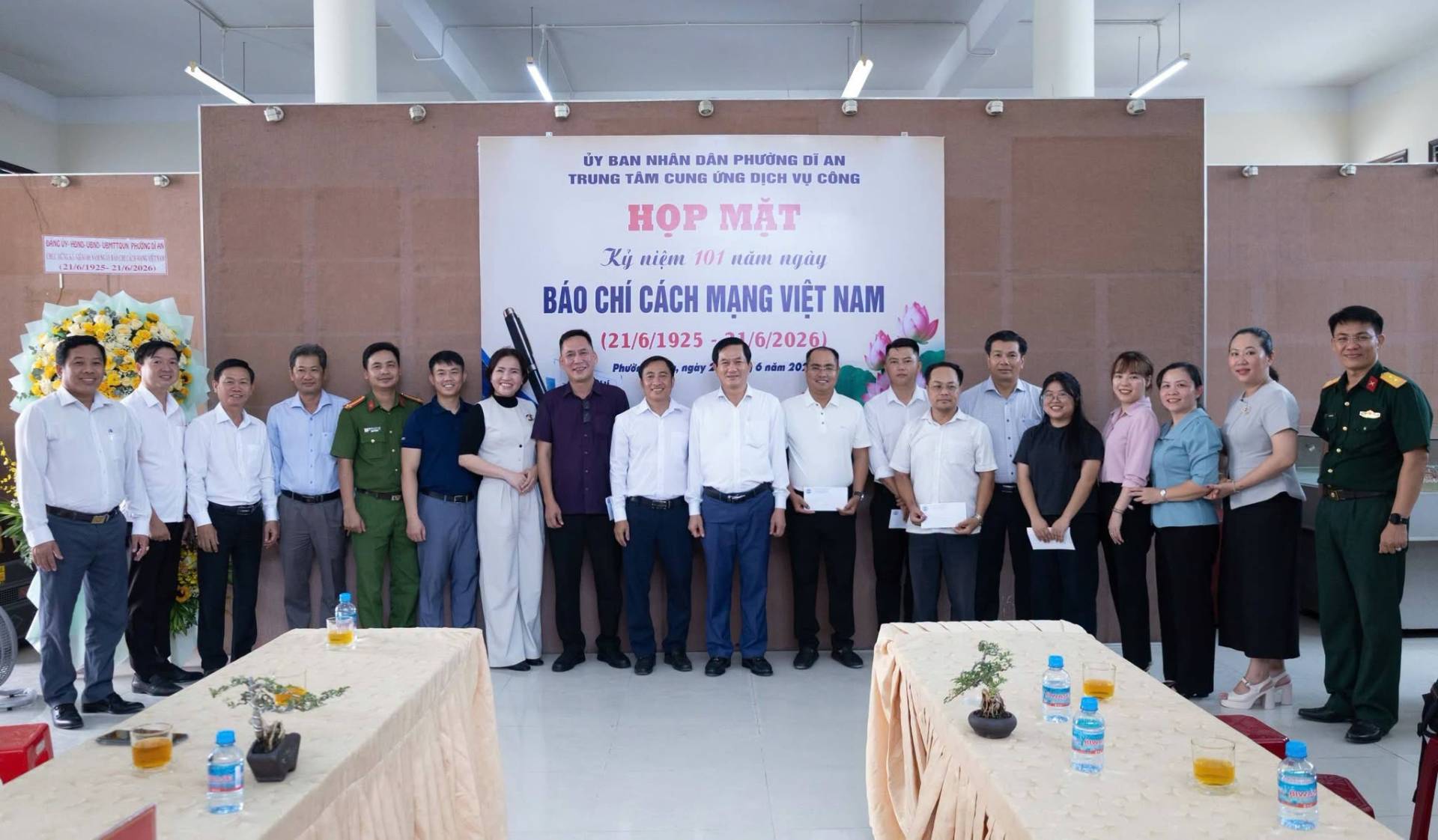 Có thể là hình ảnh về một hoặc nhiều người, cái bục và văn bản