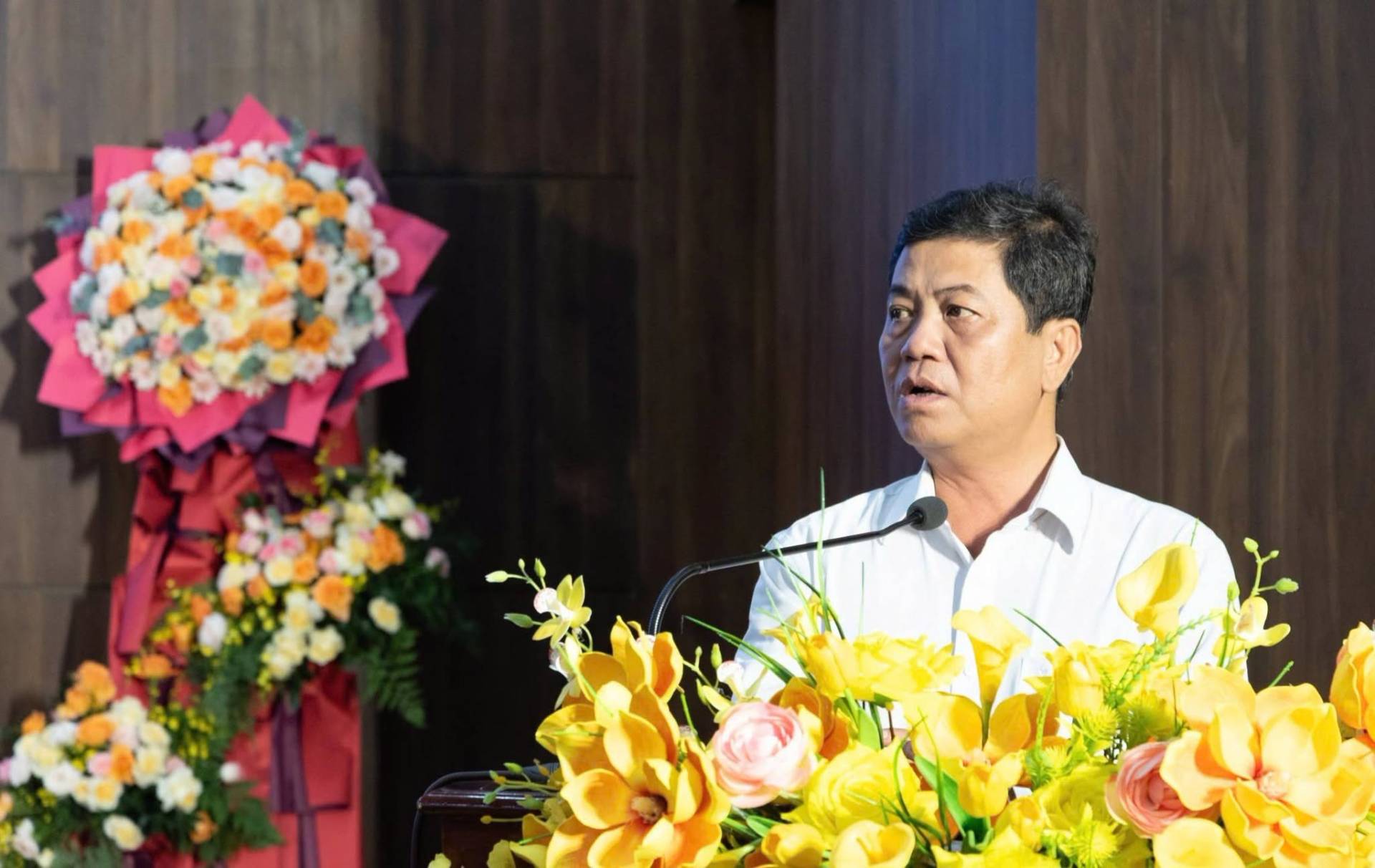 Có thể là hình ảnh về cái bục và văn bản