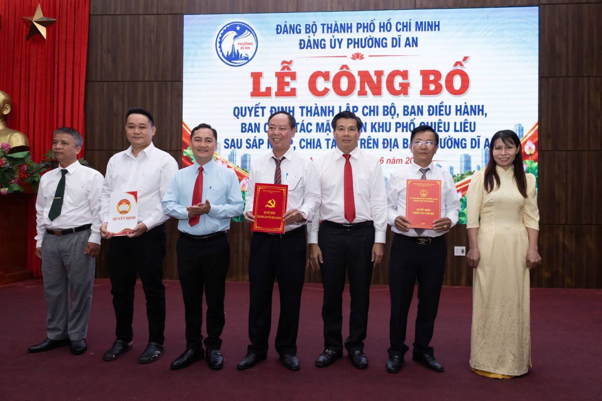 Có thể là hình ảnh về một hoặc nhiều người và văn bản cho biết 'ĐẢNG BỘ THÀNH PHỐ HỒ CHÍ MINH HƯONG ĐẢNG ỦY PHƯỜNG DĨ AN 總 LỄ CÔNG BỐ QUYẾT И THÀNH LẬP CHI BỘ, BAN ĐIỀU HÀNH, BAN TÁC MĂ KHU PHỐ QUIÊU LIÊU SAU SÁP CHIA TA RÊN ĐỊA B. ƯỚNG DĨ 6 năm 20 coνT C သံ 三雄'