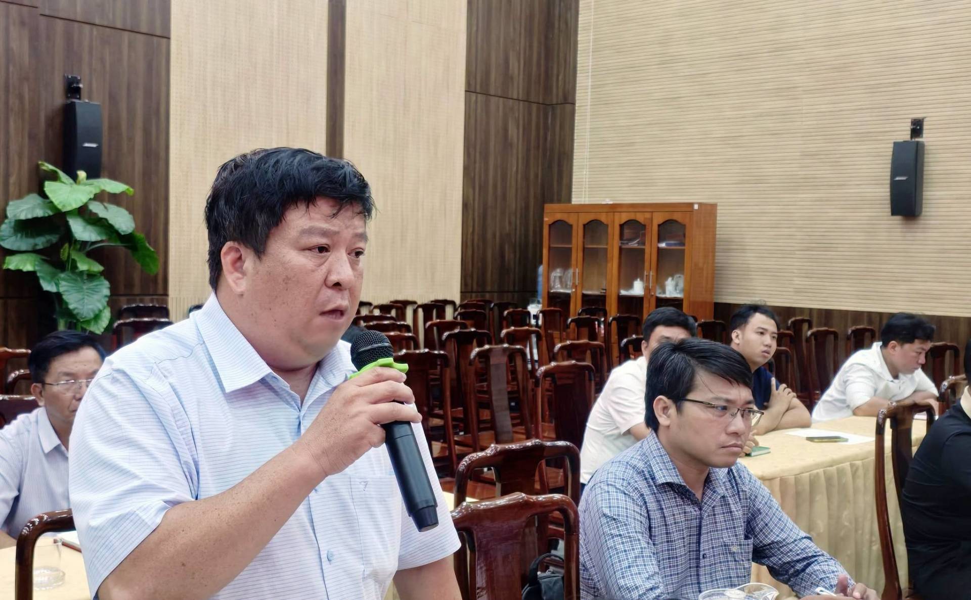 Có thể là hình ảnh về một hoặc nhiều người