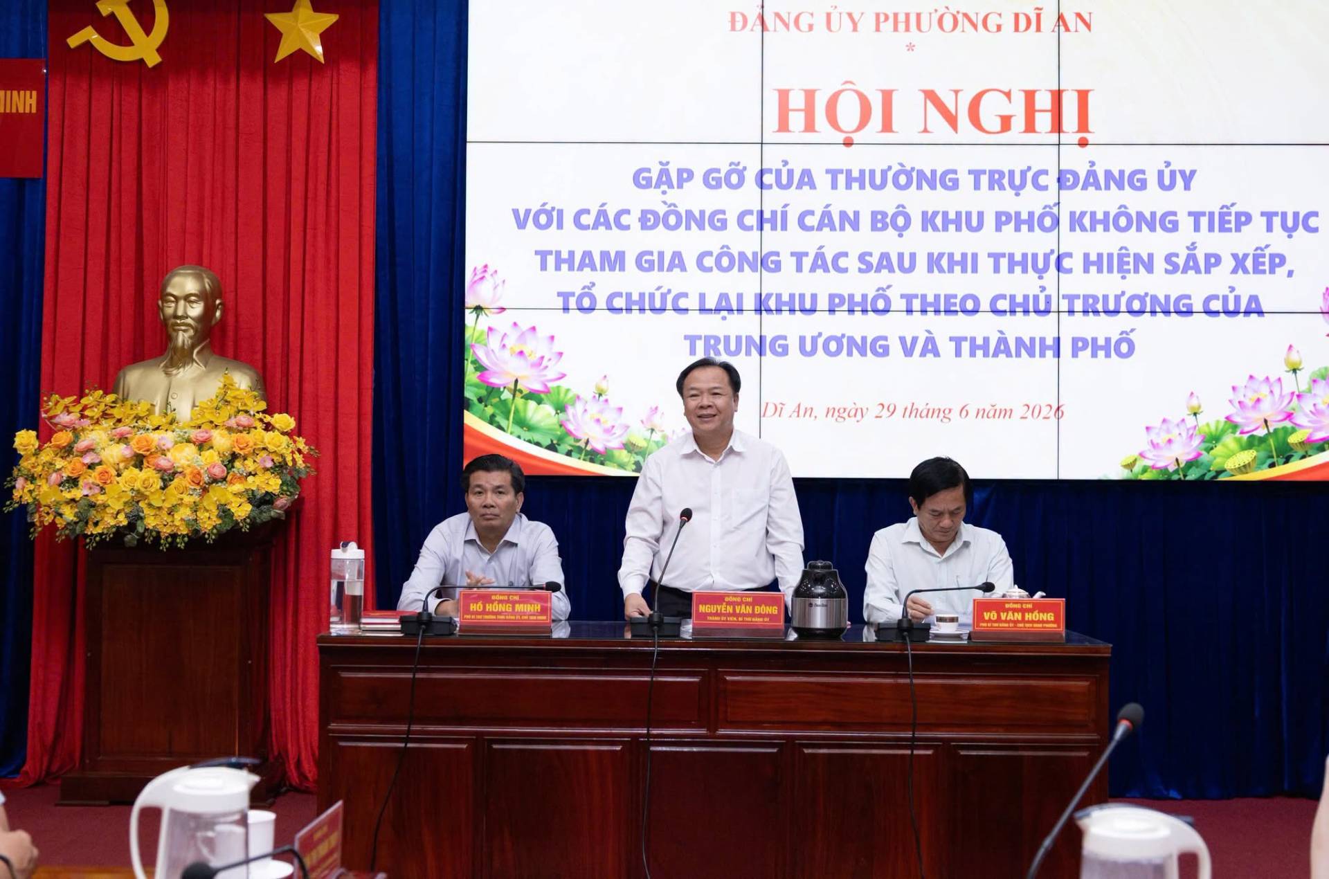 C&oacute; thể l&agrave; h&igrave;nh ảnh về &lrm;đền thờ, c&aacute;i bục v&agrave; &lrm;văn bản cho biết '&lrm;به INH DANG GUYPHƯỞNG D&Aacute;NG&Uuml;YPHƯ&Ograve;NGDIAN ỦY DI AN HỘI NGHỊ GẶP GỠ CỦA THƯỜNG TRỰC ĐẢNG ỦY VỚI C&Aacute;C ĐỒNG CH&Iacute; C&Aacute;N BỘ KHU PHỐ KH&Ocirc;NG TIẾP TỤC THAM GIA C&Ocirc;NG T&Aacute;C SAU KH THỰC HIỆN SẮP XẾP, TỔ CHỨCLAI KHU PHỐ THEO CHỦ TRƯƠNG CỦA TRUNG ƯƠNG V&Agrave; TH&Agrave;NH PHỐ Di An, ng&agrave;y 29 th&aacute;ng 6 năm 2026 ห လာ်ှု ซี้อด နင်တာင်ခပ်် H&Ocirc;NG mn MINH Đ&Eacute;NIG&lrm;'&lrm;&lrm;
