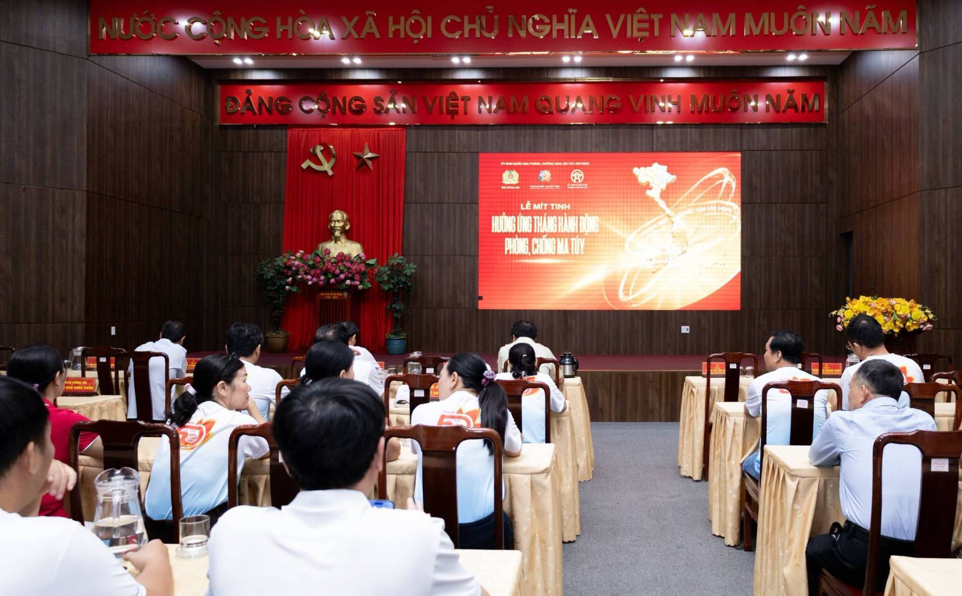 Có thể là hình ảnh về một hoặc nhiều người và văn bản cho biết 'ĐẢNG CH NG NGSA SAP VIỆT NA NAM QUANG VINH MUO NĂM -m- - eM Mb MIT TINH'